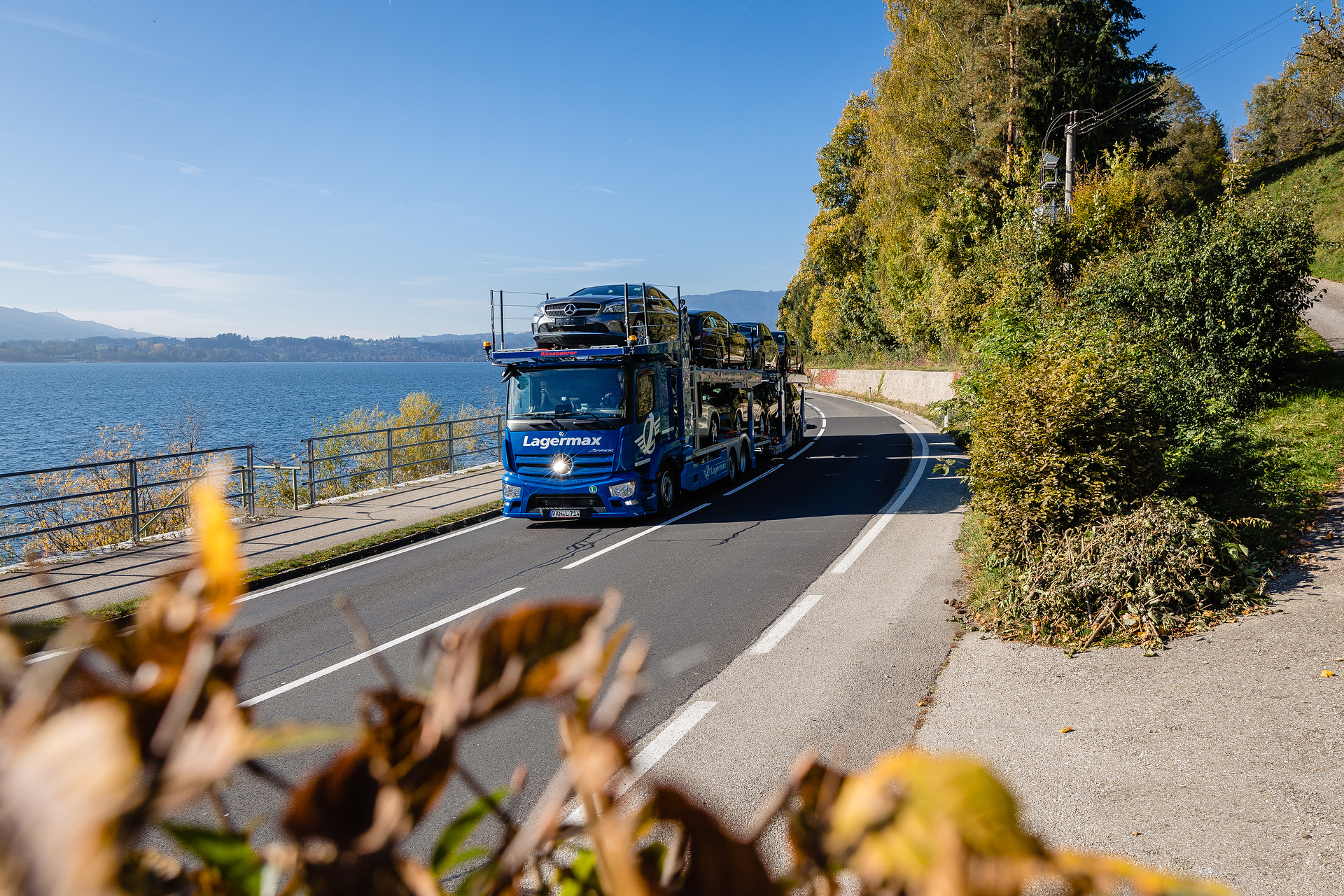 Effizient unterwegs, flexibel im Aufbau: neuer Actros erstmals als offener Autotransporter