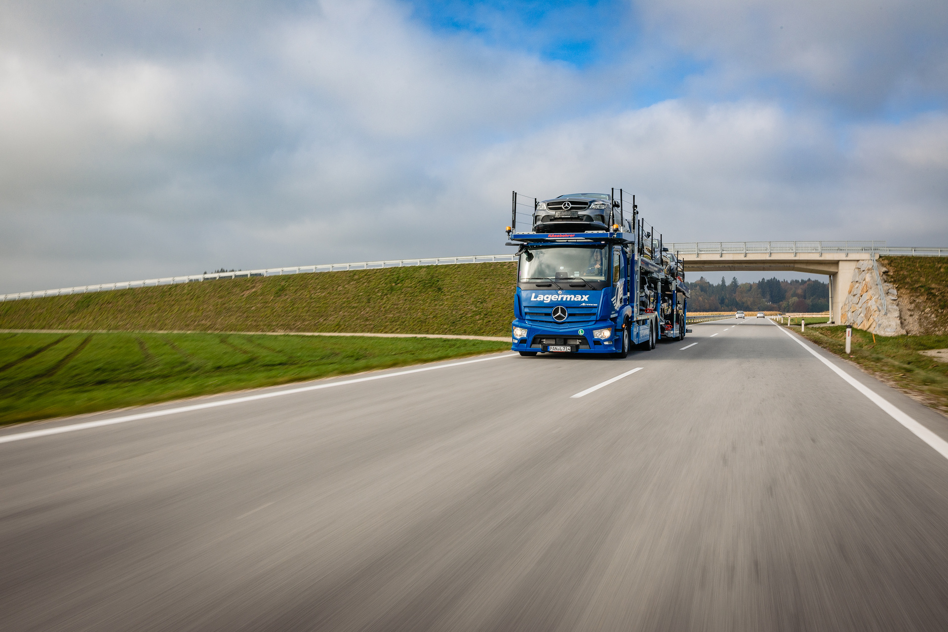 Der neue Actros ist nun erstmals als offener Autotransporter für den österreichischen Logistikdienstleister Lagermax unterwegs. Effizient unterwegs, flexibel im Aufbau: neuer Actros erstmals als offener Autotransporter