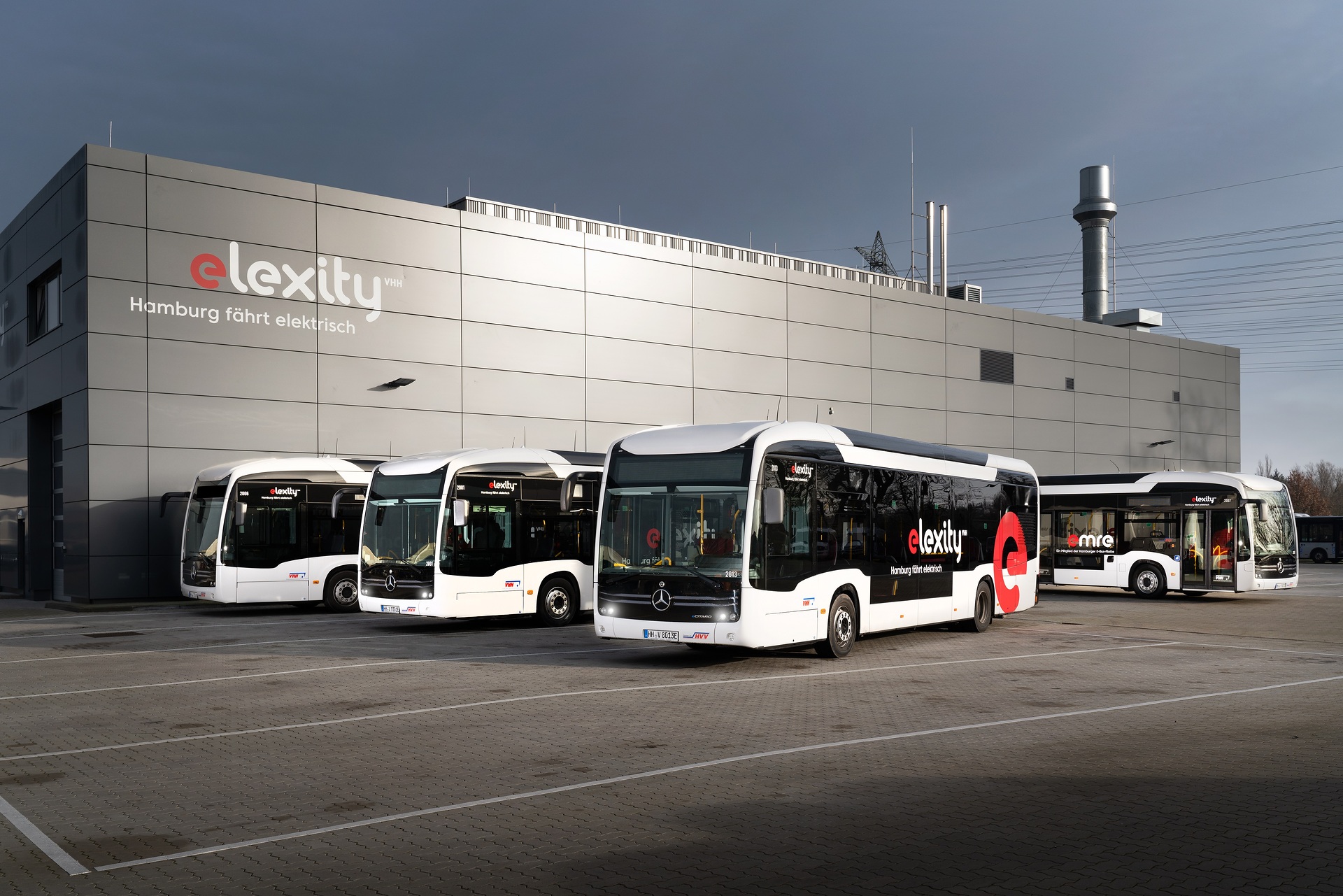 Die Verkehrsbetriebe Hamburg-Holstein GmbH (VHH) hat heute 16 vollelektrisch angetriebene Mercedes-B enz eCitaro erhalten. Die VHH ist im Hamburger Verkehrsverbund (HVV) auf 160 Linien in der Metropolregion Hamburg unterwegs. Seit diesem Jahr beschafft die VHH für den Einsatz im Hamburger Stadtgebiet ausschließlich lokal emissionsfreie Omnibusse. Emil, Edith und Elton in Hamburg: Verkehrsbetriebe Hamburg-Holstein stehen mit 16 eCitaro unter Strom