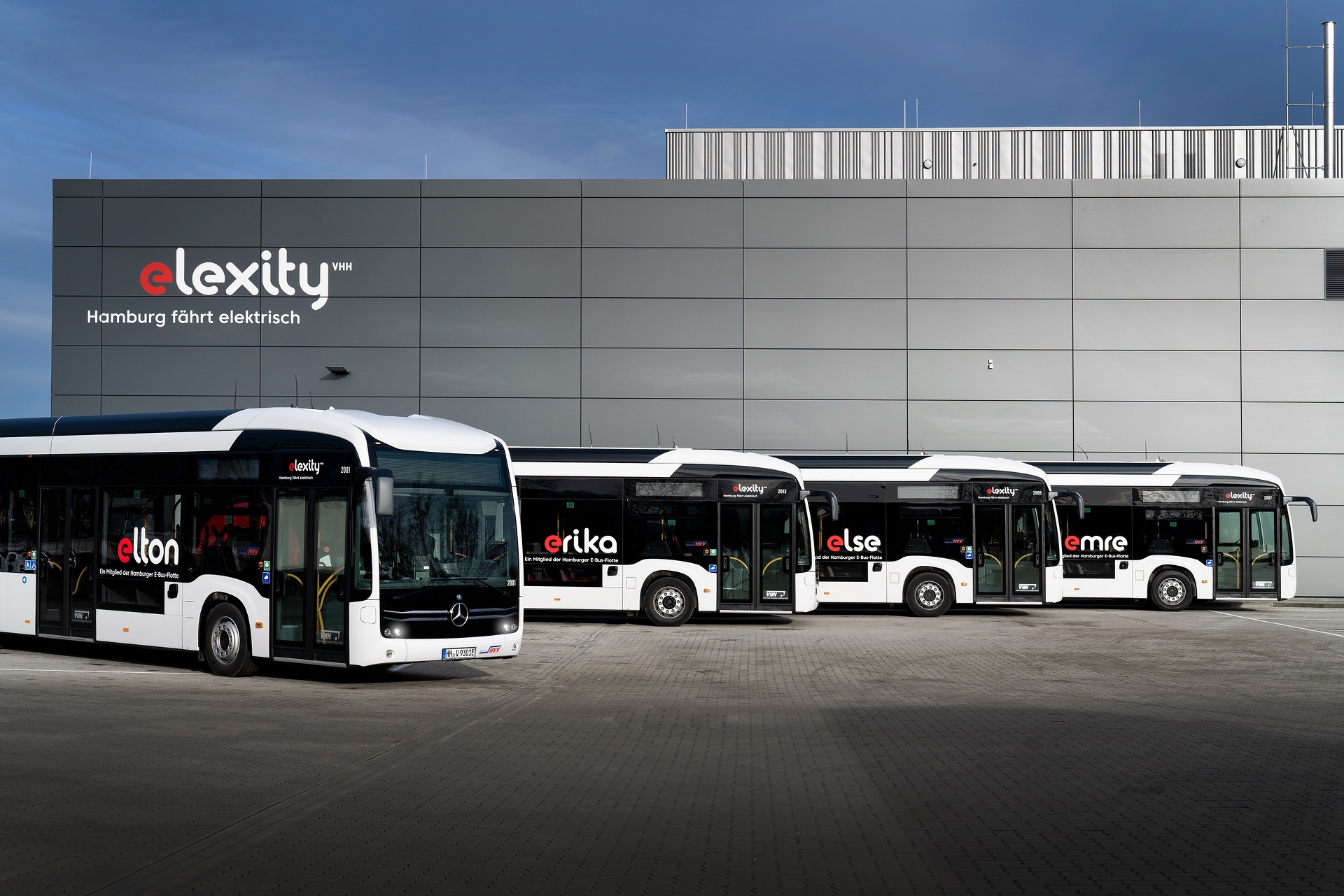 Die Verkehrsbetriebe Hamburg-Holstein GmbH (VHH) hat heute 16 vollelektrisch angetriebene Mercedes-Benz eCitaro erhalten. Die eCitaro tragen den auffälligen Schriftzug „elexity – Hamburg fährt elektrisch“. Unter der Marke elexity fasst die VHH alle Aspekte einer nachhaltigen Mobilität zusammen. Darüber hinaus trag en alle E-Busse der VHH einen Namen, der mit „E“ beginnt. Emil, Edith und Elton in Hamburg: Verkehrsbetriebe Hamburg-Holstein stehen mit 16 eCitaro unter Strom