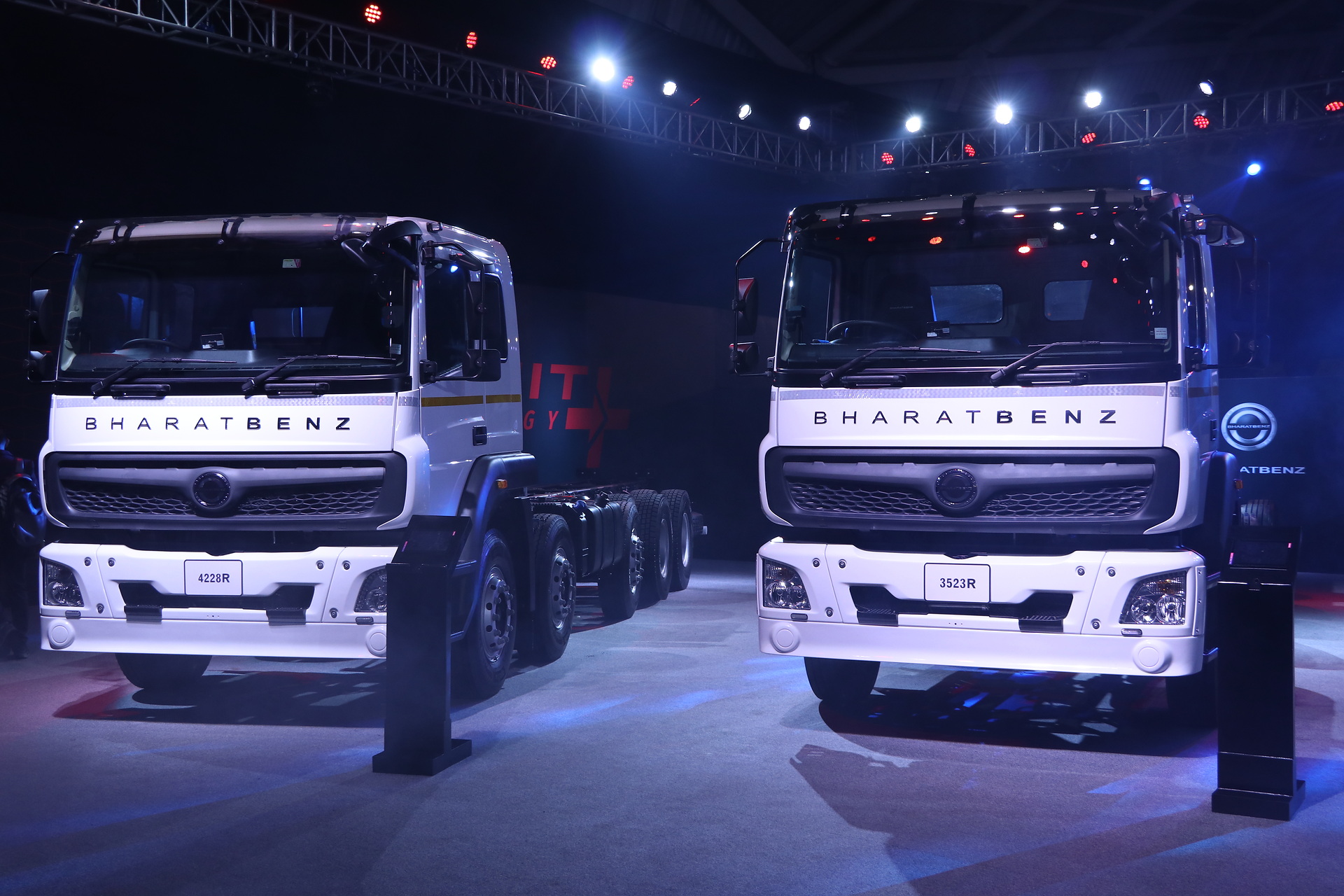 Daimler India Commercial Vehicles (DICV), Daimler’s commercial vehicle subsidiary in India, this week showcased its all-new range of BharatBenz vehicles for the Indian market. On display were over a dozen medium and heavy-duty trucks and buses updated inside and out. Daimler subsidiary premieres all-new commercial vehicle portfolio for India