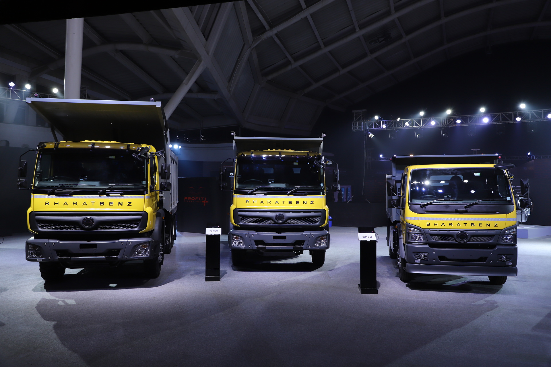 Daimler India Commercial Vehicles (DICV), Daimler’s commercial vehicle subsidiary in India, this week showcased its all-new range of BharatBenz vehicles for the Indian market. On display were over a dozen medium and heavy-duty trucks and buses updated inside and out. Daimler subsidiary premieres all-new commercial vehicle portfolio for India