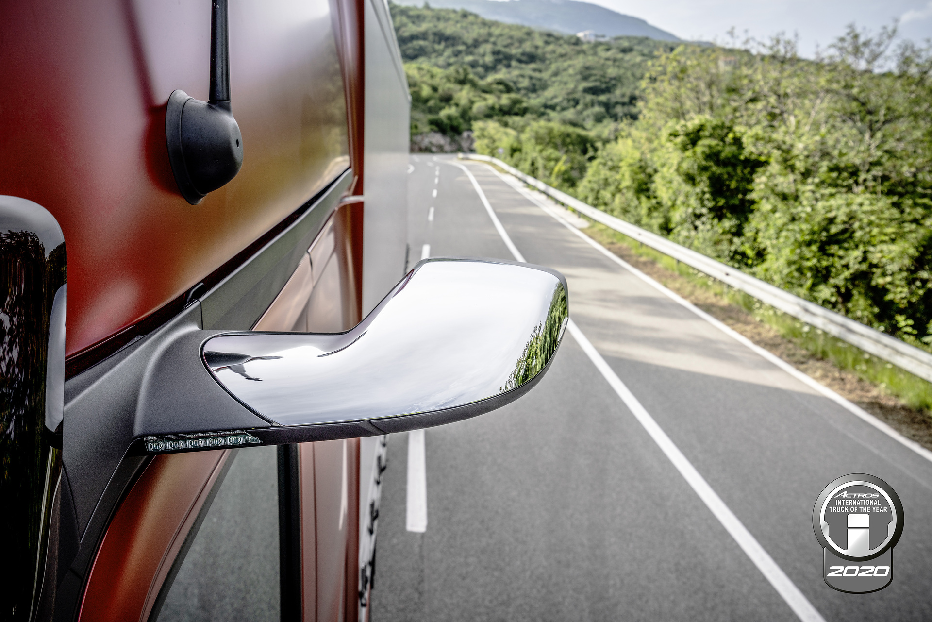 Der neue Actros überzeugt – zum einen im täglichen Einsatz für immer mehr europäische Transportunternehmen, zum anderen als Gewinner zahlreicher Awards in ganz Europa. Die Auszeichnungen unterstreichen, dass das Flaggschiff von Mercedes-Benz Trucks mit Blick auf Sicherheit, Effizienz und Konnektivität neue Maßstäbe setzt. Der neue Actros ist der Truck der 2020er Jahre. Vielfach preisgekrönt und erfolgreich im Einsatz – Der neue Actros ist der Truck der 2020er Jahre