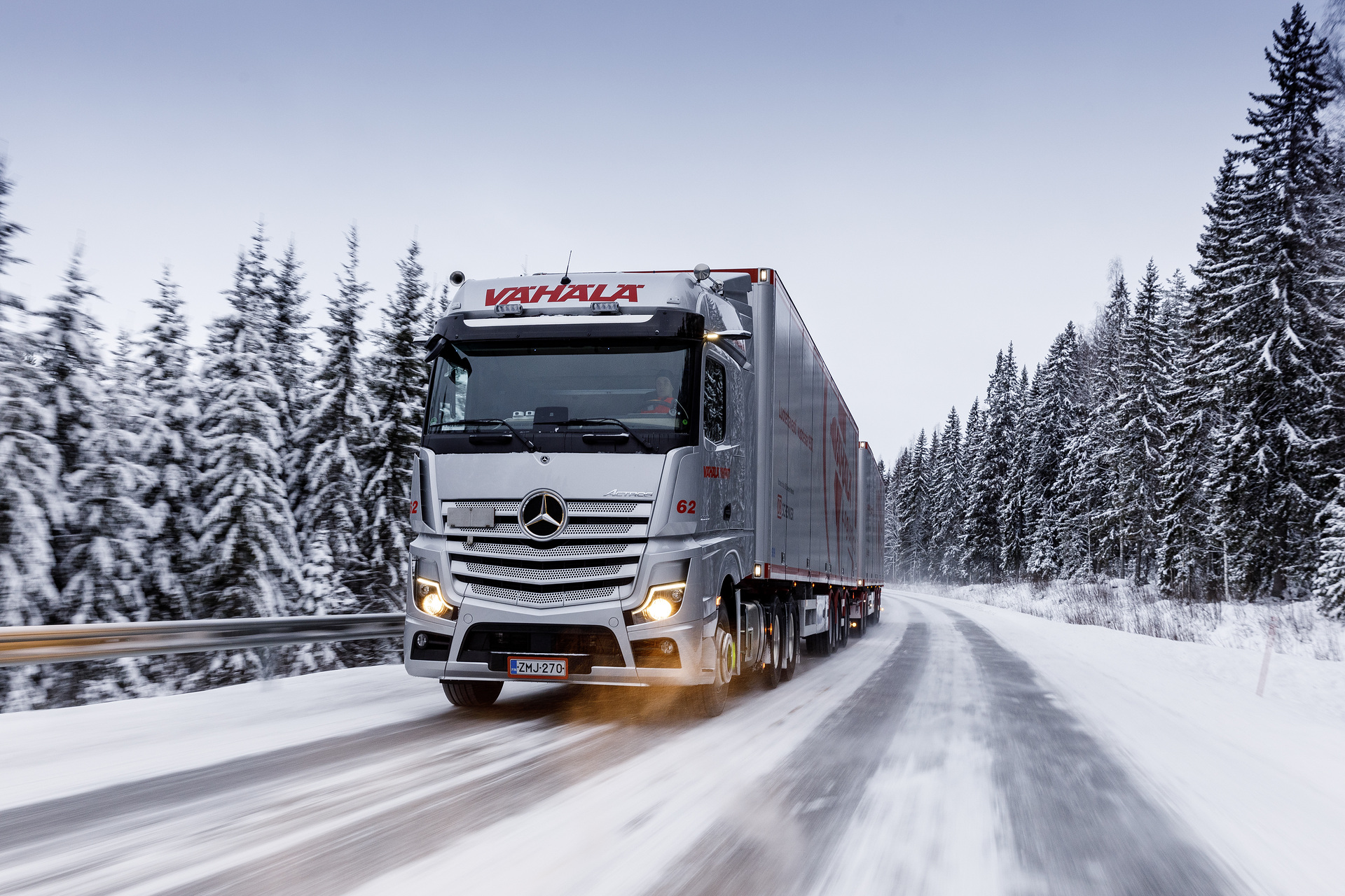Bei Vähälä Logistics ist der neue Actros bei Temperaturen bis minus 40 Grad zuverlässig im Einsatz. Transport Vähälä - Winterfahrerprobung Finnland