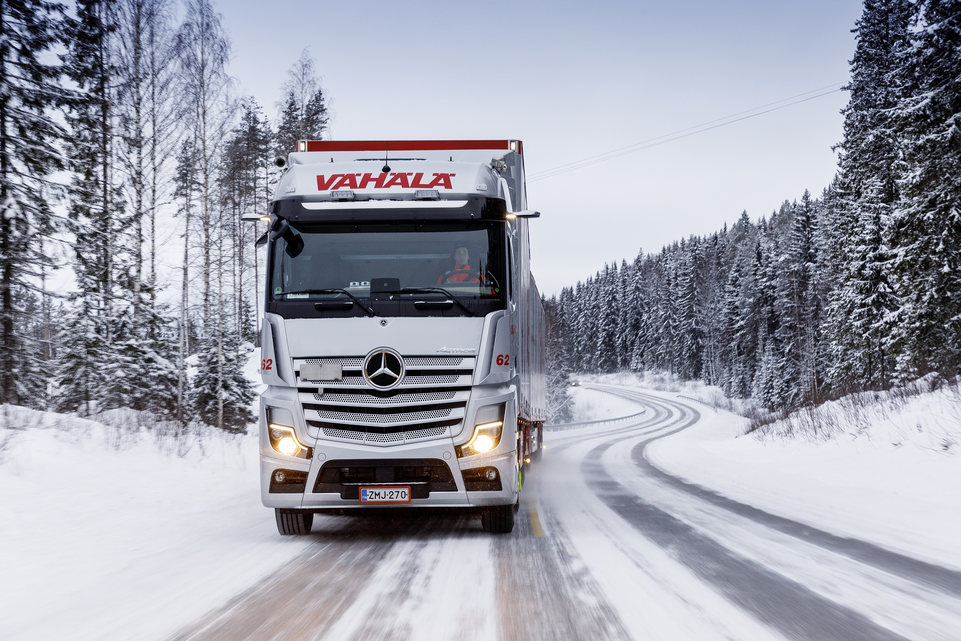 Bei Vähälä Logistics ist der neue Actros bei Temperaturen bis minus 40 Grad zuverlässig im Einsatz. Transport Vähälä - Winterfahrerprobung Finnland