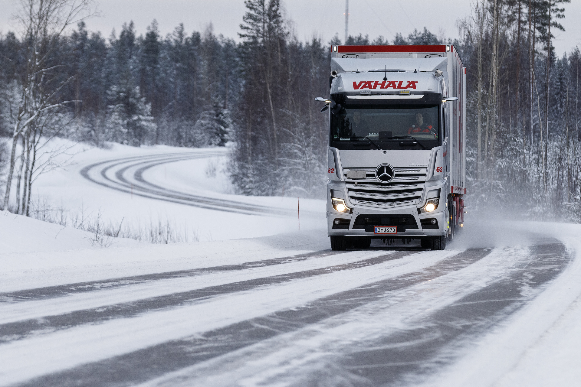 Bei Vähälä Logistics ist der neue Actros bei Temperaturen bis minus 40 Grad zuverlässig im Einsatz. Transport Vähälä - Winterfahrerprobung Finnland