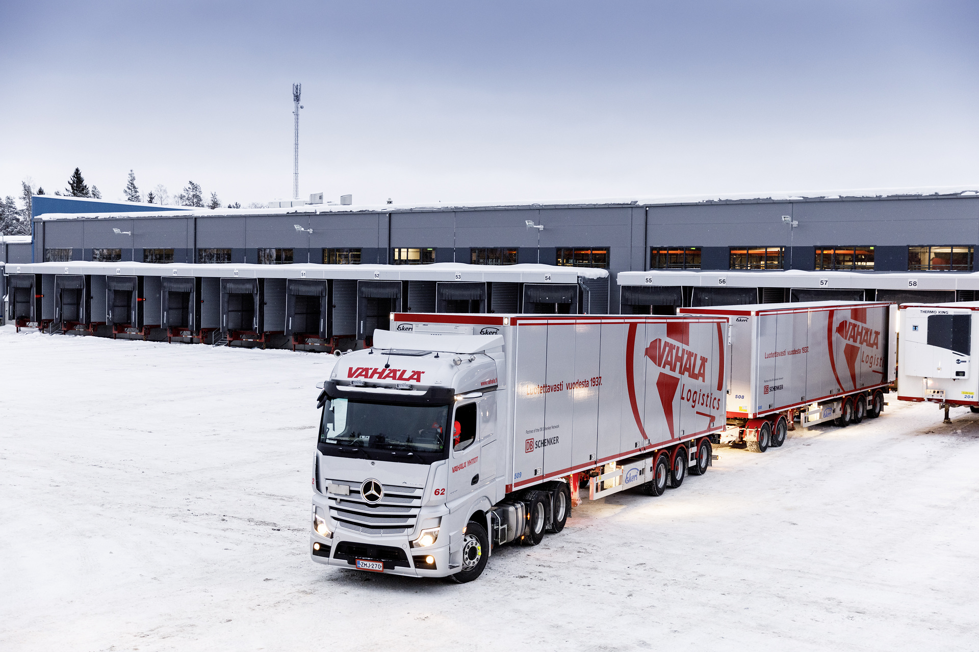 Bei Vähälä Logistics ist der neue Actros bei Temperaturen bis minus 40 Grad zuverlässig im Einsatz. Transport Vähälä - Winterfahrerprobung Finnland
