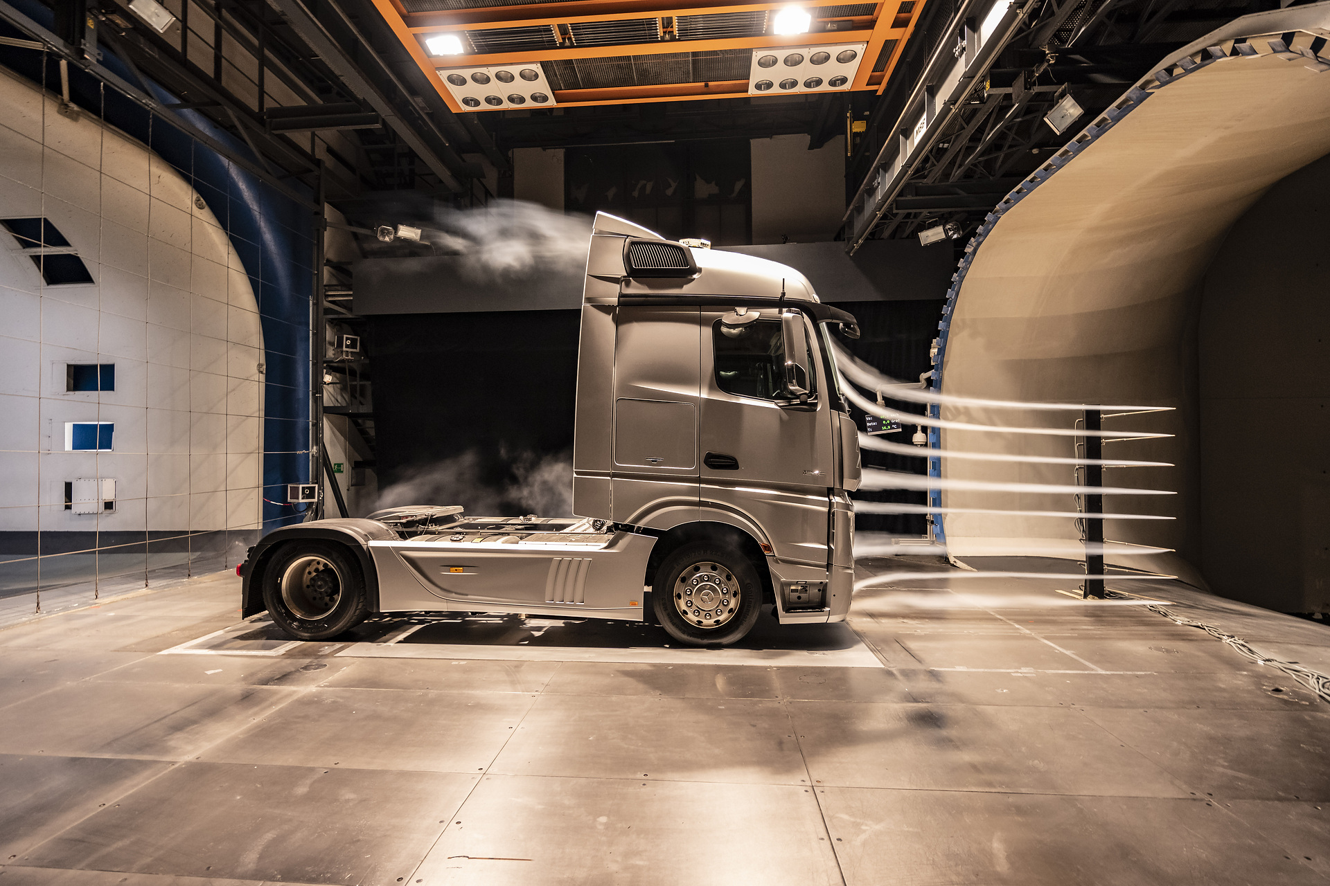 Actros im Windkanal. Der Kraftstoffbedarf des Actros wurde in den vergangenen Jahrzehnten immer weiter reduziert. Im typischen Fernverkehrseinsatz konnten beispielsweise seit 2011 bis zur Einführung des neuen Actros 2019 Einsparungen von bis zu 15 Prozent erzielt werden. Daimler Trucks Jahrespressegespräch 2020