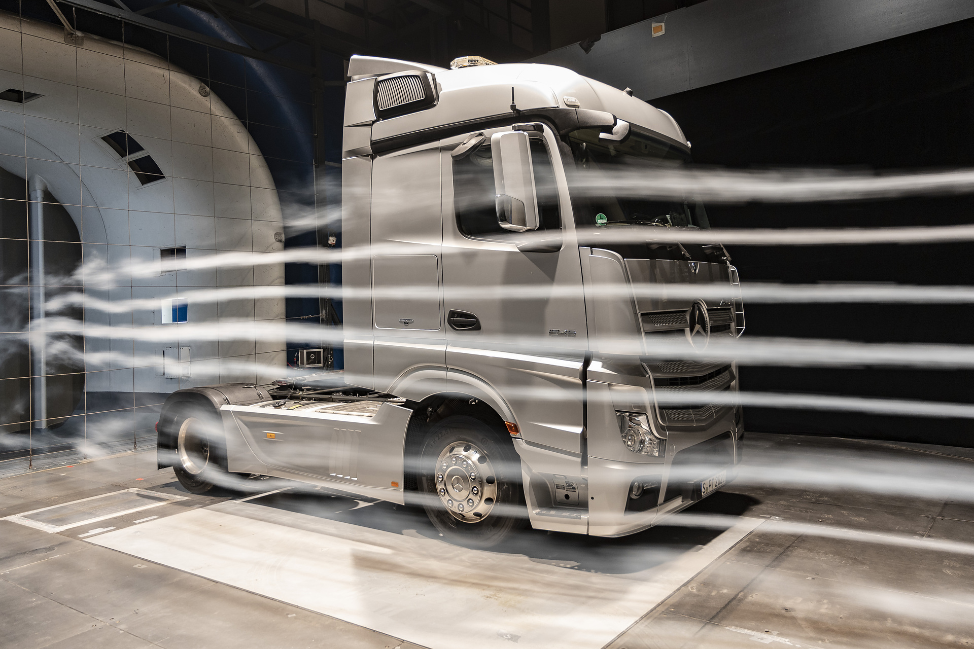 Actros im Windkanal. Der Kraftstoffbedarf des Actros wurde in den vergangenen Jahrzehnten immer weiter reduziert. Im typischen Fernverkehrseinsatz konnten beispielsweise seit 2011 bis zur Einführung des neuen Actros 2019 Einsparungen von bis zu 15 Prozent erzielt werden. Daimler Trucks Jahrespressegespräch 2020