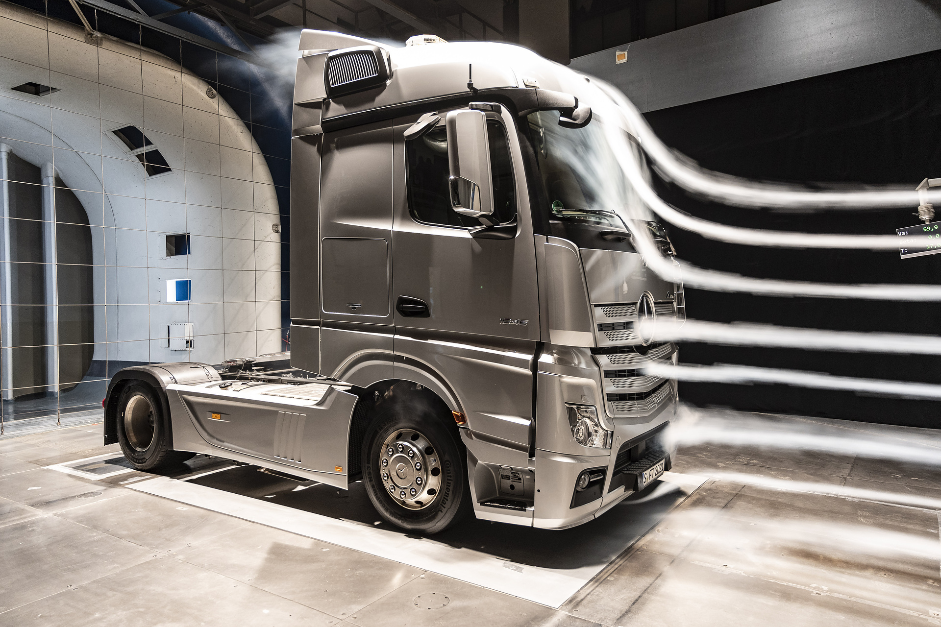 Actros im Windkanal. Der Kraftstoffbedarf des Actros wurde in den vergangenen Jahrzehnten immer weiter reduziert. Im typischen Fernverkehrseinsatz konnten beispielsweise seit 2011 bis zur Einführung des neuen Actros 2019 Einsparungen von bis zu 15 Prozent erzielt werden. Daimler Trucks Jahrespressegespräch 2020