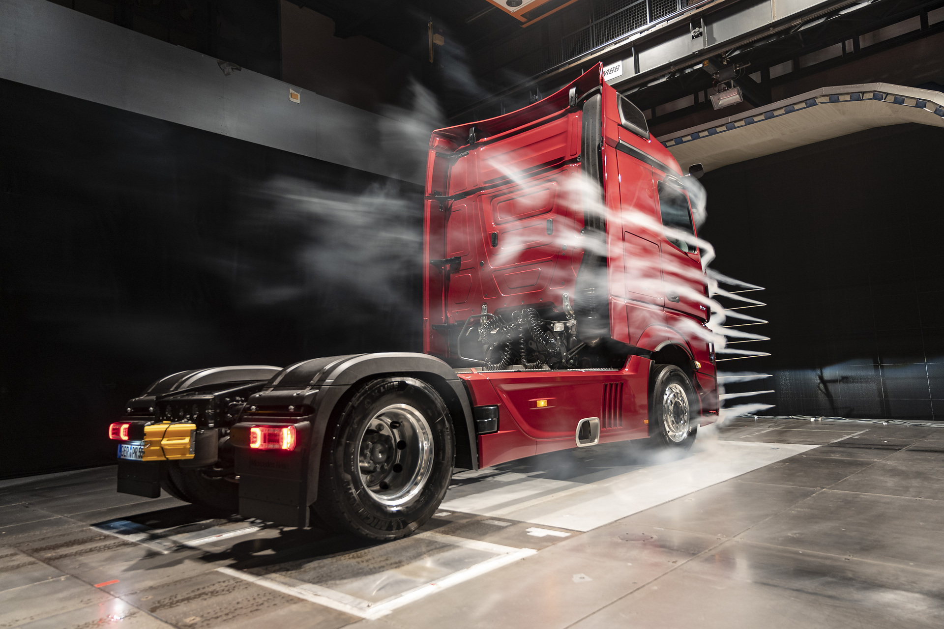 Actros im Windkanal. Die MirrorCam, welche die klassischen Rückspiegel ersetzt, trägt mit bis zu 1,5 Prozent zur gesamten Verbrauchsersparnis des neuen Actros bei. Ebenfalls ihren Beitrag leisten die neuen, konkaven Endkantenklappen am Fahrerhaus. Daimler Trucks Jahrespressegespräch 2020