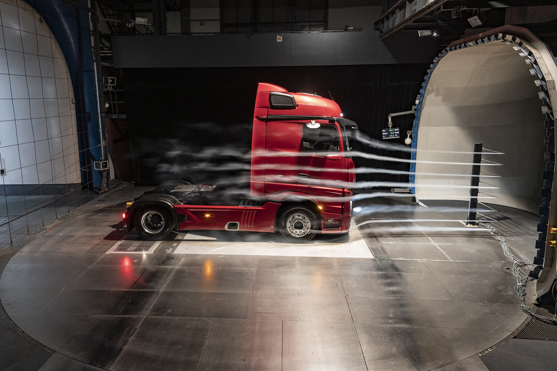 Actros im Windkanal. Die MirrorCam, welche die klassischen Rückspiegel ersetzt, trägt mit bis zu 1,5 Prozent zur gesamten Verbrauchsersparnis des neuen Actros bei. Ebenfalls ihren Beitrag leisten die neuen, konkaven Endkantenklappen am Fahrerhaus. Daimler Trucks Jahrespressegespräch 2020