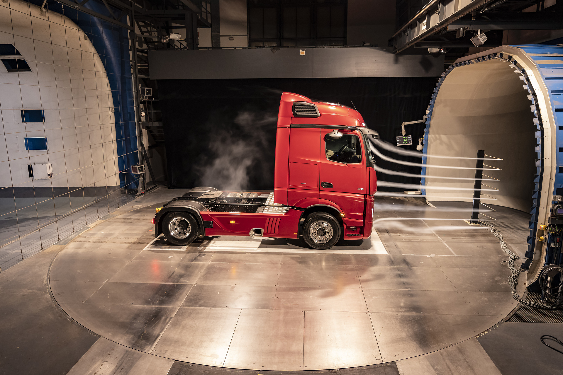 Actros im Windkanal. Die MirrorCam, welche die klassischen Rückspiegel ersetzt, trägt mit bis zu 1,5 Prozent zur gesamten Verbrauchsersparnis des neuen Actros bei. Ebenfalls ihren Beitrag leisten die neuen, konkaven Endkantenklappen am Fahrerhaus. Daimler Trucks Jahrespressegespräch 2020