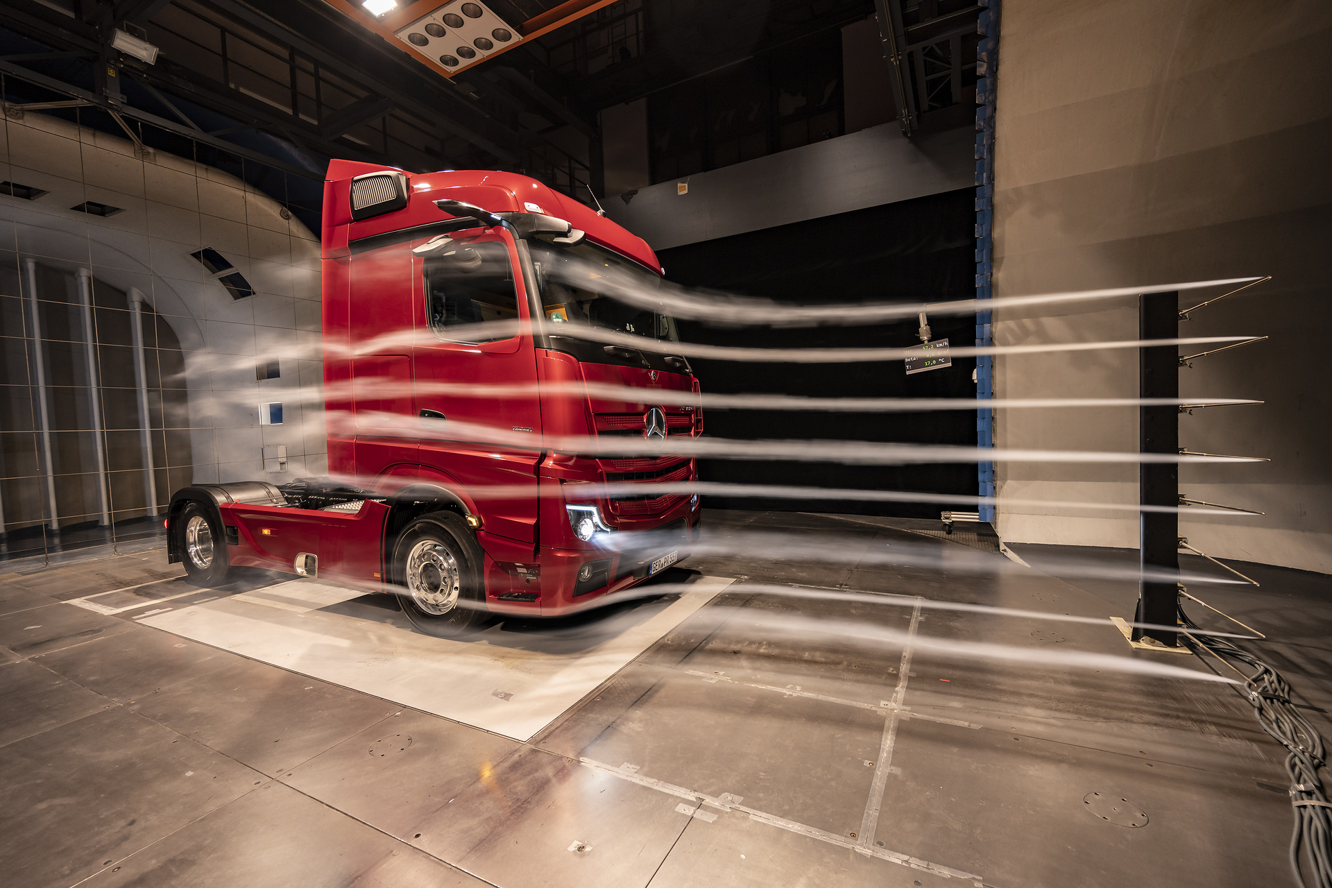 Actros im Windkanal. Die MirrorCam, welche die klassischen Rückspiegel ersetzt, trägt mit bis zu 1,5 Prozent zur gesamten Verbrauchsersparnis des neuen Actros bei. Ebenfalls ihren Beitrag leisten die neuen, konkaven Endkantenklappen am Fahrerhaus. Daimler Trucks Jahrespressegespräch 2020