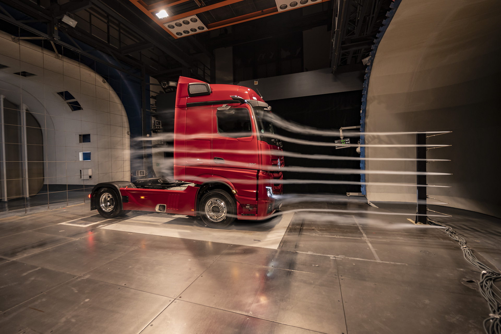 Actros im Windkanal. Die MirrorCam, welche die klassischen Rückspiegel ersetzt, trägt mit bis zu 1,5 Prozent zur gesamten Verbrauchsersparnis des neuen Actros bei. Ebenfalls ihren Beitrag leisten die neuen, konkaven Endkantenklappen am Fahrerhaus. Daimler Trucks Jahrespressegespräch 2020