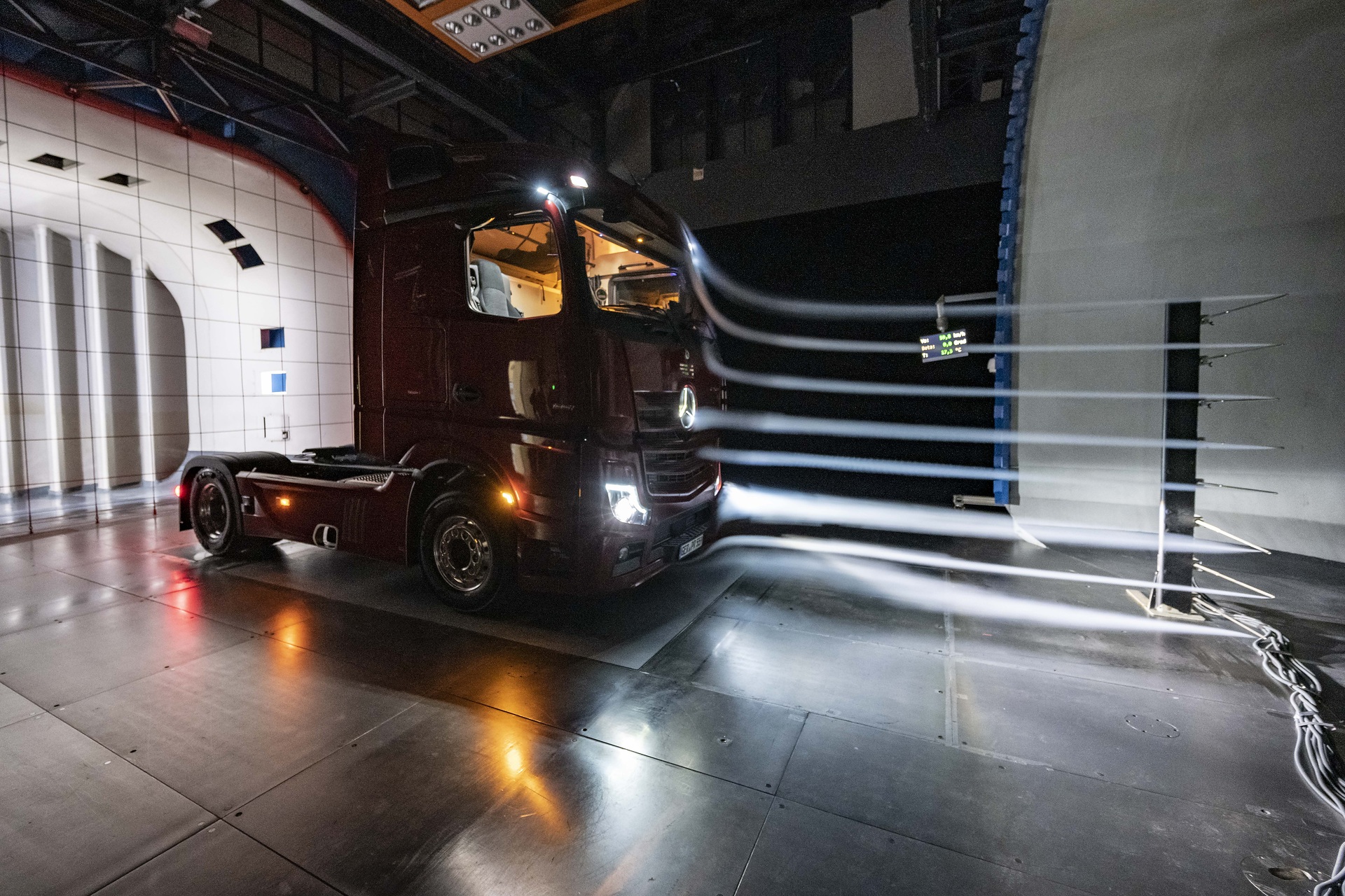 Actros im Windkanal. Die MirrorCam, welche die klassischen Rückspiegel ersetzt, trägt mit bis zu 1,5 Prozent zur gesamten Verbrauchsersparnis des neuen Actros bei. Ebenfalls ihren Beitrag leisten die neuen, konkaven Endkantenklappen am Fahrerhaus. Daimler Trucks Jahrespressegespräch 2020