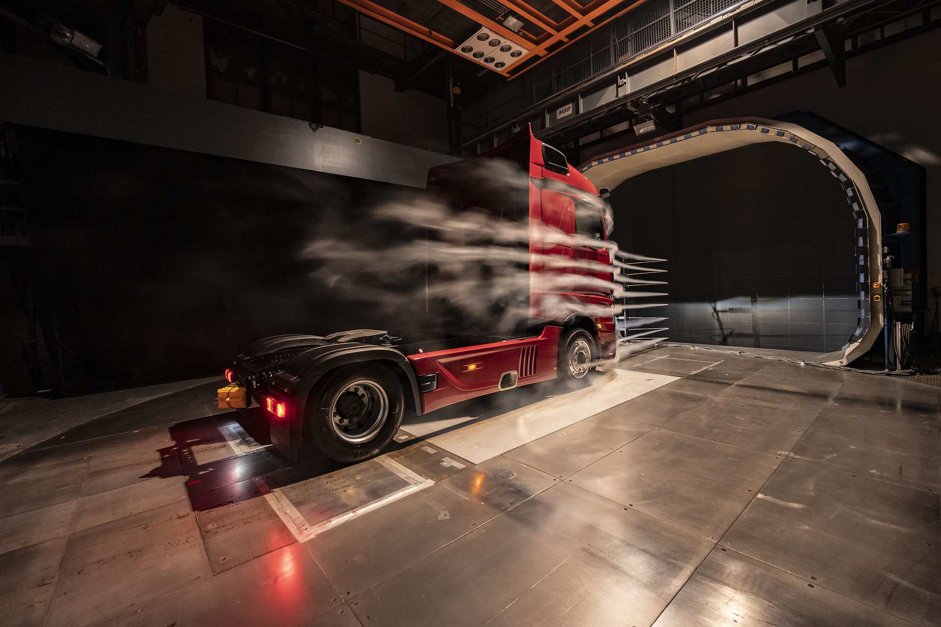 Actros im Windkanal. Die MirrorCam, welche die klassischen Rückspiegel ersetzt, trägt mit bis zu 1,5 Prozent zur gesamten Verbrauchsersparnis des neuen Actros bei. Ebenfalls ihren Beitrag leisten die neuen, konkaven Endkantenklappen am Fahrerhaus. Daimler Trucks Jahrespressegespräch 2020