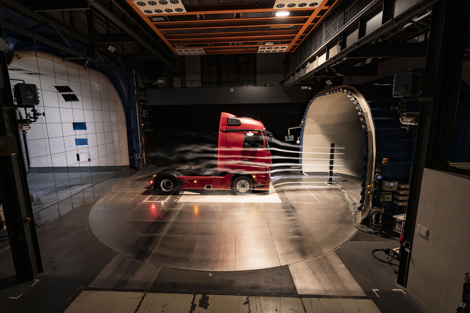 Mit MirrorCam u nd konkaven Endkantenklappen: Das aerodynamische Fahrerhaus des neuen Actros trägt in hohem Maß zur Kraftstoffeffizienz bei. Daimler Trucks Jahrespressegespräch 2020