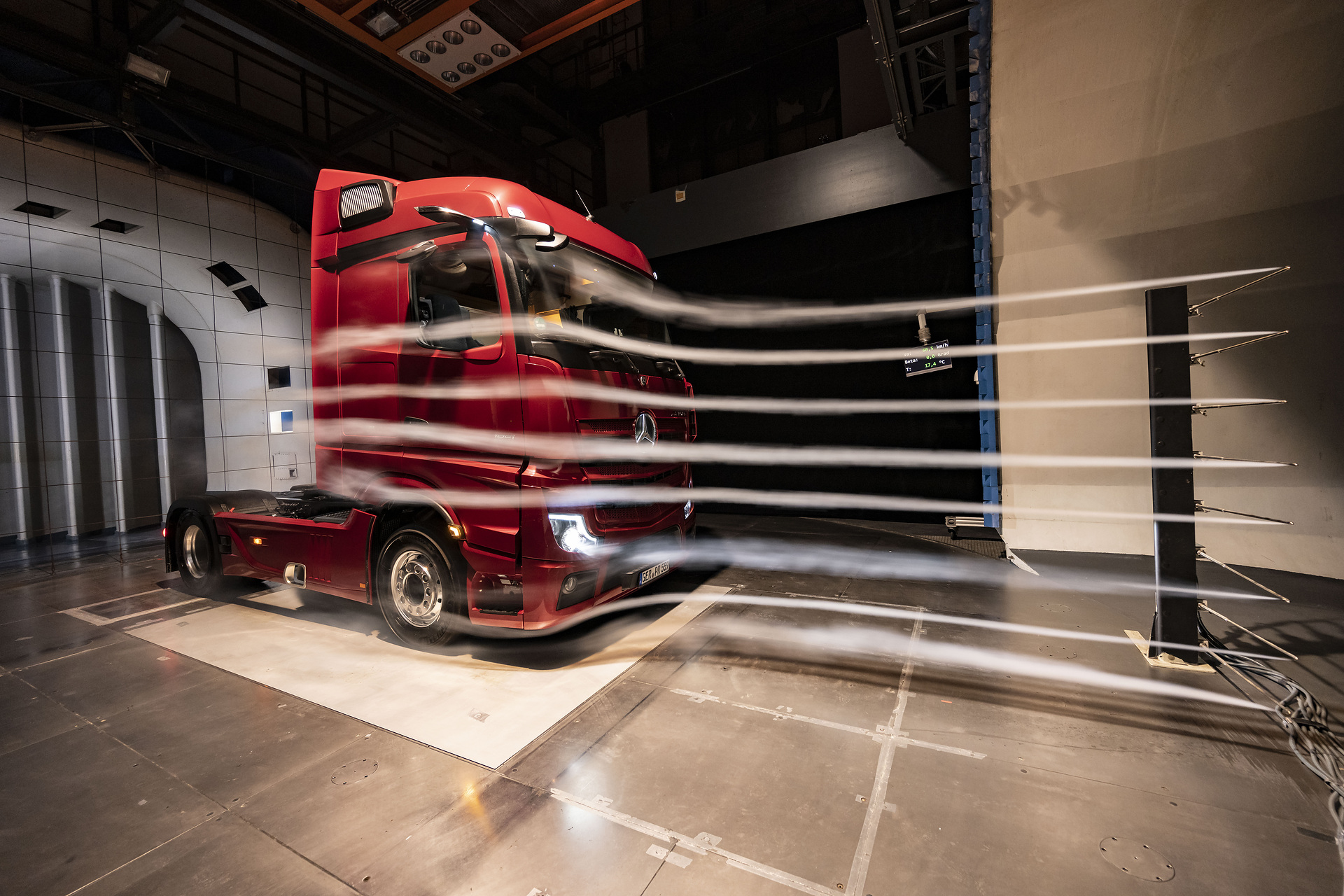 Actros im Windkanal. Die MirrorCam, welche die klassischen Rückspiegel ersetzt, trägt mit bis zu 1,5 Prozent zur gesamten Verbrauchsersparnis des neuen Actros bei. Ebenfalls ihren Beitrag leisten die neuen, konkaven Endkantenklappen am Fahrerhaus. Daimler Trucks Jahrespressegespräch 2020