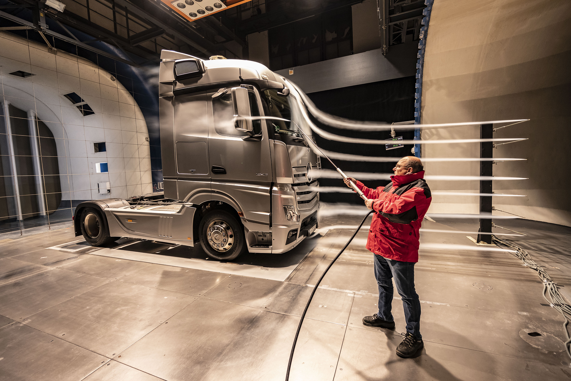 Actros im Windkanal. Der Kraftstoffbedarf des Actros wurde in den vergangenen Jahrzehnten immer weiter reduziert. Im typischen Fernverkehrseinsatz konnten beispielsweise seit 2011 bis zur Einführung des neuen Actros 2019 Einsparungen von bis zu 15 Prozent erzielt werden. Sparsam dank Aerodynamik: Der neue Actros ist auf Effizienz getrimmt