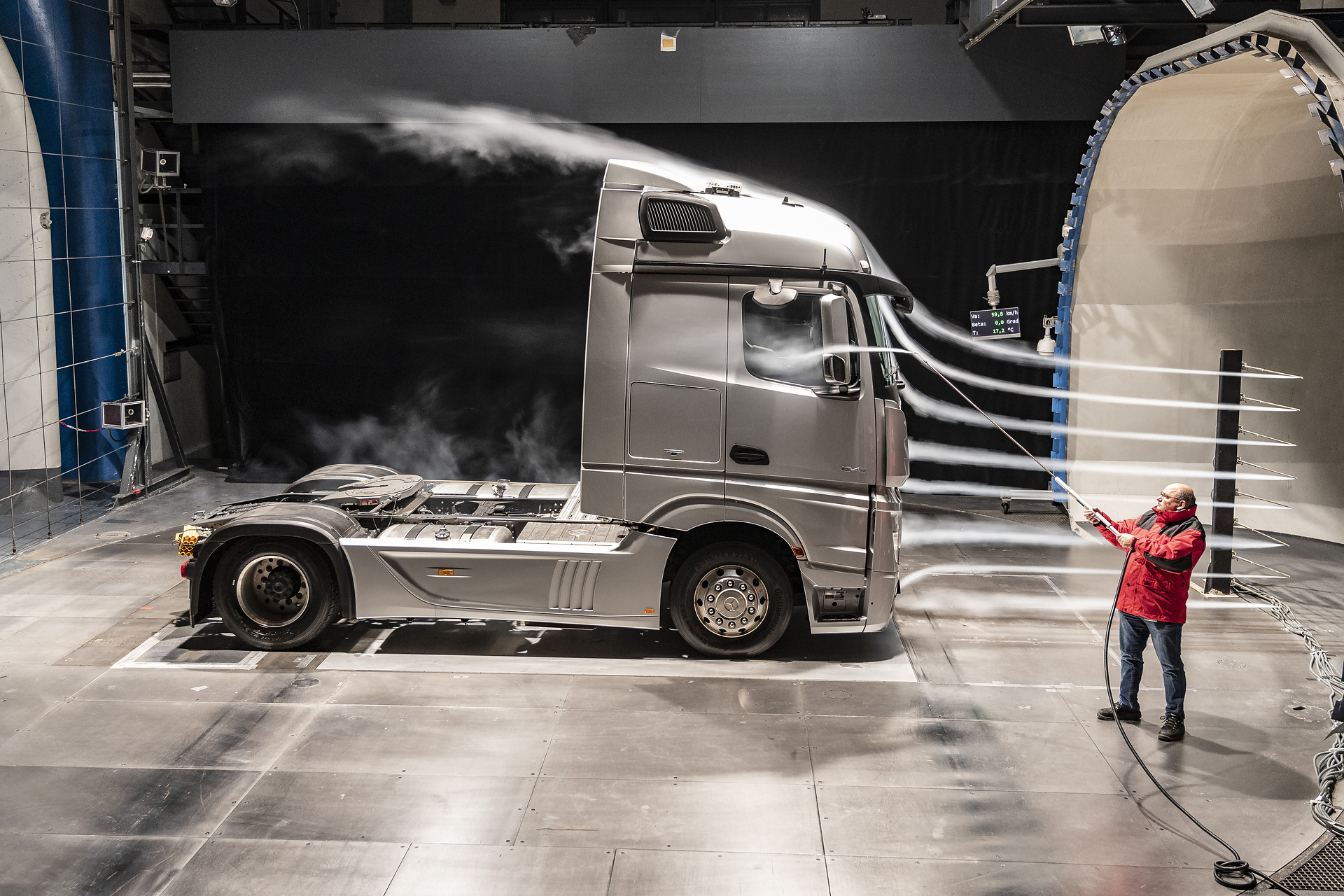 Actros im Windkanal. Der Kraftstoffbedarf des Actros wurde in den vergangenen Jahrzehnten immer weiter reduziert. Im typischen Fernverkehrseinsatz konnten beispielsweise seit 2011 bis zur Einführung des neuen Actros 2019 Einsparungen von bis zu 15 Prozent erzielt werden. Sparsam dank Aerodynamik: Der neue Actros ist auf Effizienz getrimmt