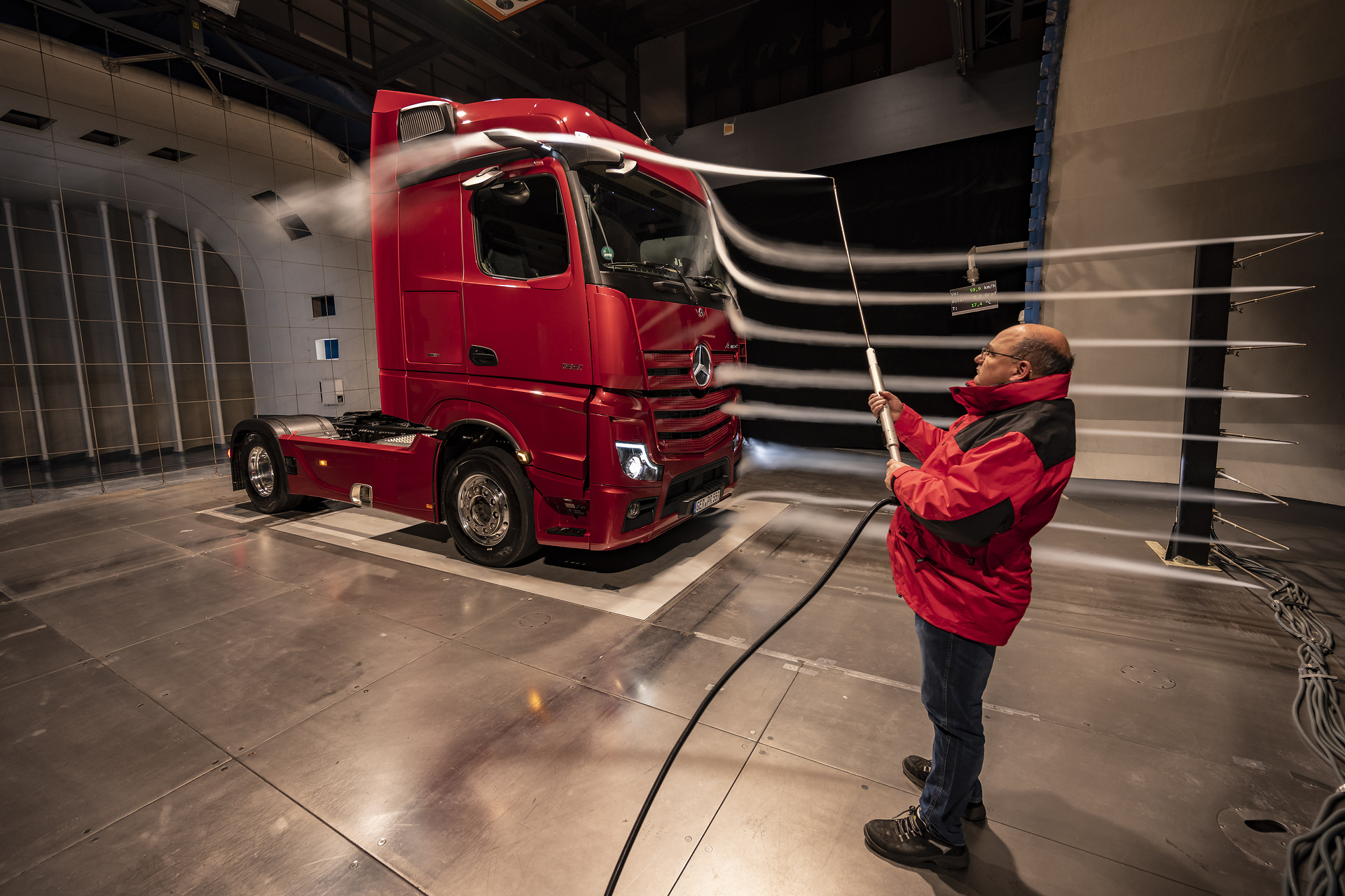 Actros im Windkanal. Die MirrorCam, welche die klassischen Rückspiegel ersetzt, trägt mit bis zu 1,5 Prozent zur gesamten Verbrauchsersparnis des neuen Actros bei. Ebenfalls ihren Beitrag leisten die neuen, konkaven Endkantenklappen am Fahrerhaus. Sparsam dank Aerodynamik: Der neue Actros ist auf Effizienz getrimmt