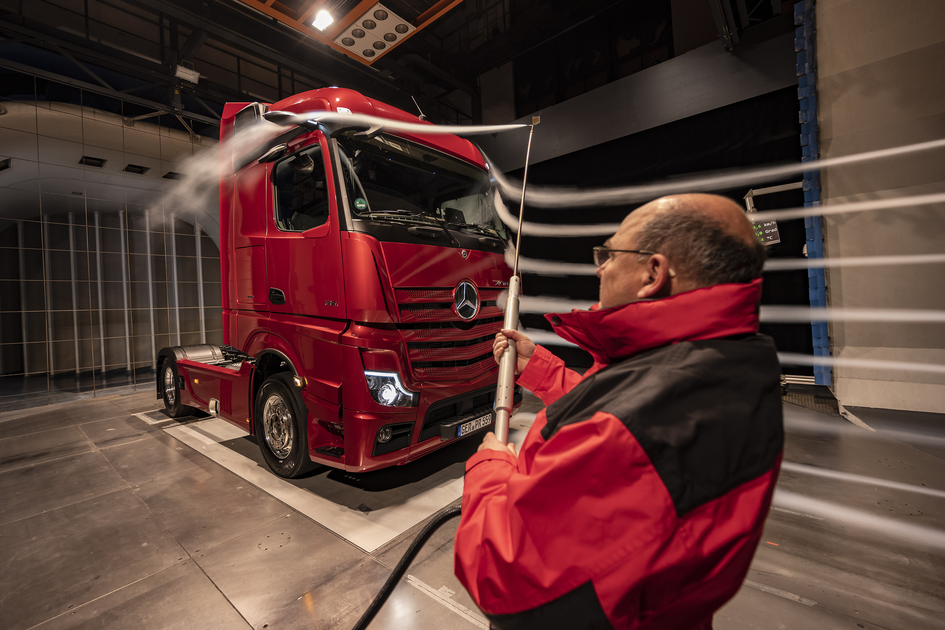 Actros im Windkanal. Die MirrorCam, welche die klassischen Rückspiegel ersetzt, trägt mit bis zu 1,5 Prozent zur gesamten Verbrauchsersparnis des neuen Actros bei. Ebenfalls ihren Beitrag leisten die neuen, konkaven Endkantenklappen am Fahrerhaus. Sparsam dank Aerodynamik: Der neue Actros ist auf Effizienz getrimmt