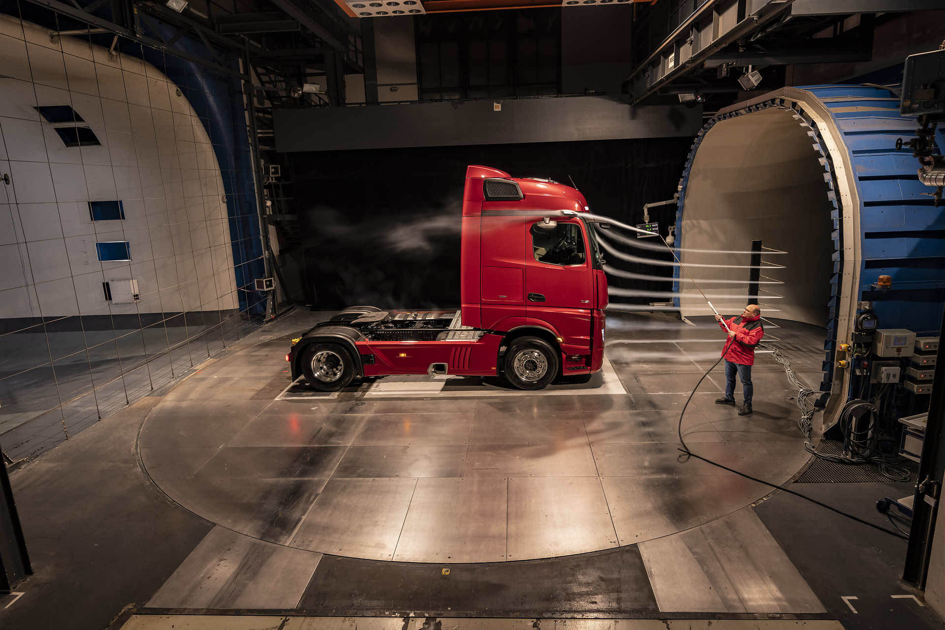 Actros im Windkanal. Die MirrorCam, welche die klassischen Rückspiegel ersetzt, trägt mit bis zu 1,5 Prozent zur gesamten Verbrauchsersparnis des neuen Actros bei. Ebenfalls ihren Beitrag leisten die neuen, konkaven Endkantenklappen am Fahrerhaus. Sparsam dank Aerodynamik: Der neue Actros ist auf Effizienz getrimmt
