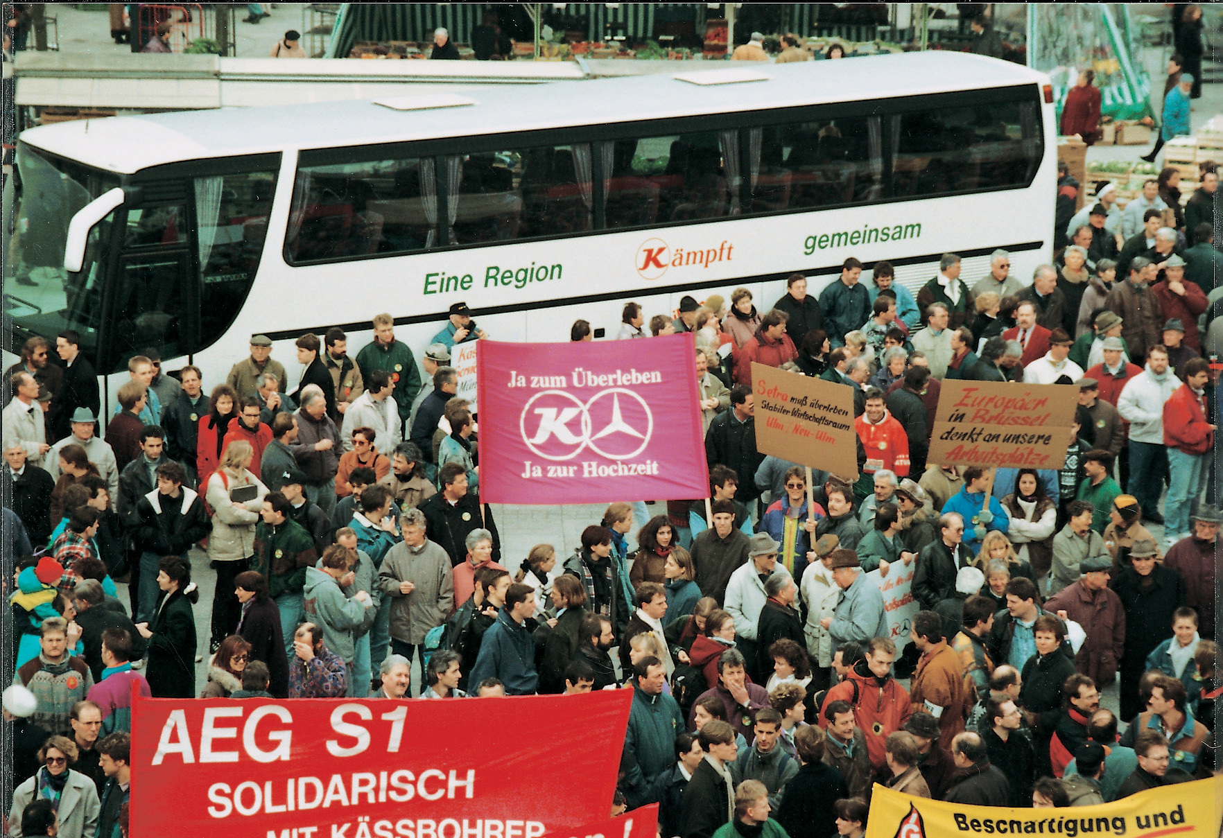 1. Februar 1995: Die Ulmer Öffentlichkeit demonstrierte friedlich ihren Willen zur Fusion der Omnibusmarken Mercedes-Benz und Setra. Omnibusse von Mercedes-Benz und Setra – seit 25 Jahren erfolgreich im Omnibusbau