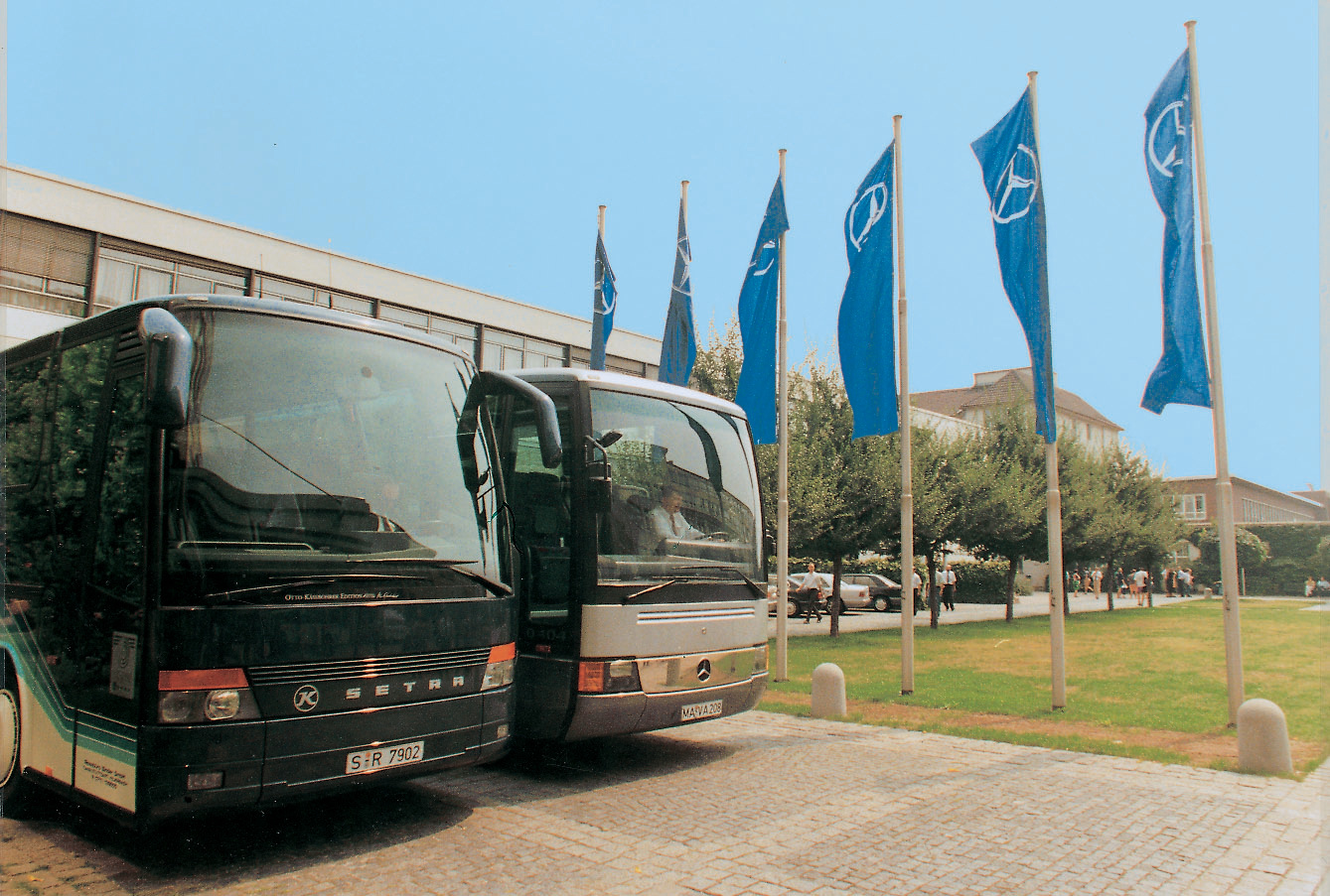 Am 19. Sept ember 1994, dem Tag der Unterzeichnung des notariellen Kaufvertrags zur Übernahme des Busherstellers Kässbohrer durch die Mercedes-Benz AG, standen ein Mercedes-Benz O 404 und ein Setra Reisebus der Baureihe 300 vor der Unternehmenszentrale in Stuttgart-Untertürkheim. Omnibusse von Mercedes-Benz und Setra – seit 25 Jahren erfolgreich im Omnibusbau