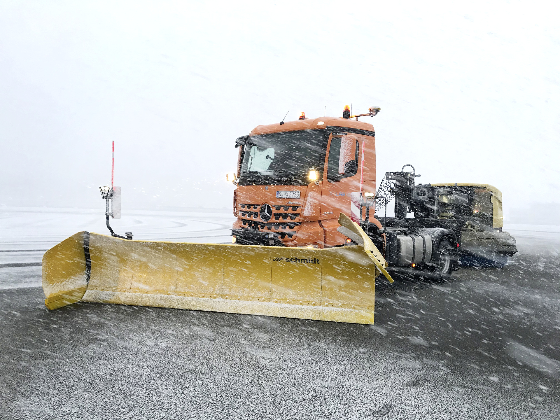 Ein selbstfahrender Mercedes-Benz Aroc im Einsatz bei der automatisierten Schneeräumung in Immendingen. Automatisierte Schneeräumung: Vom Projekt zum Produkt: Lab1886 und Daimler Trucks automatisieren mit AXYARD den Betrieb von Nutzfahrzeugen