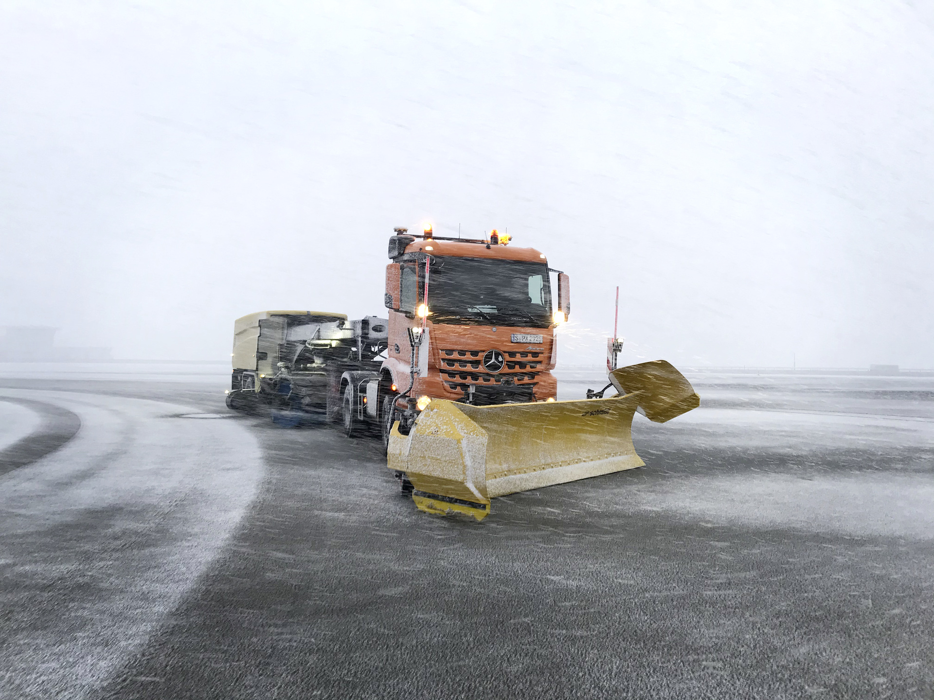 AXYARD im Einsatz: Die Fahrspur der Räumfahrzeuge wird je nach Schneelage zentimetergenau festgelegt und eingehalten. Automatisierte Schneeräumung: Vom Projekt zum Produkt: Lab1886 und Daimler Trucks automatisieren mit AXYARD den Betrieb von Nutzfahrzeugen