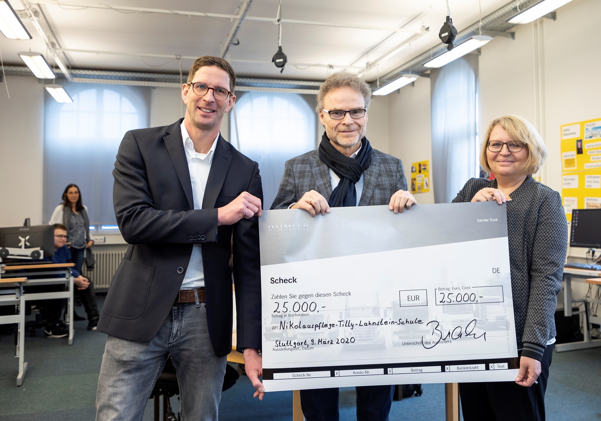Von links nach rechts: Henning Müller, Schulleiter der Tilly-Lahnstein-Schule, Prof. Dr. Uwe Baake, Leiter der Entwicklung bei Mercedes-Benz Lkw, und Ulrike Bauer-Murr, Geschäftsbereichsleitung Berufliche Bildung. Daimler Trucks spendet 25.000 Euro für sehbehinderte Schülerinnen und Schüler