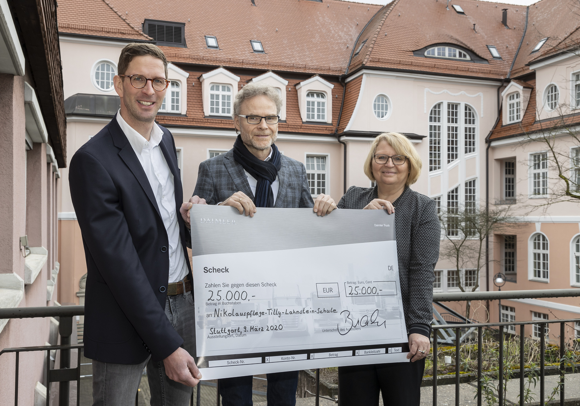 Von links nach rechts: Henning Müller, Schulleiter der Tilly-Lahnstein-Schule, Prof. Dr. Uwe Baake, Leiter der Entwicklung bei Mercedes-Benz Lkw, und Ulrike Bauer-Murr, Geschäftsbereichsleitung Berufliche Bildung. Daimler Trucks spendet 25.000 Euro für sehbehinderte Schülerinnen und Schüler