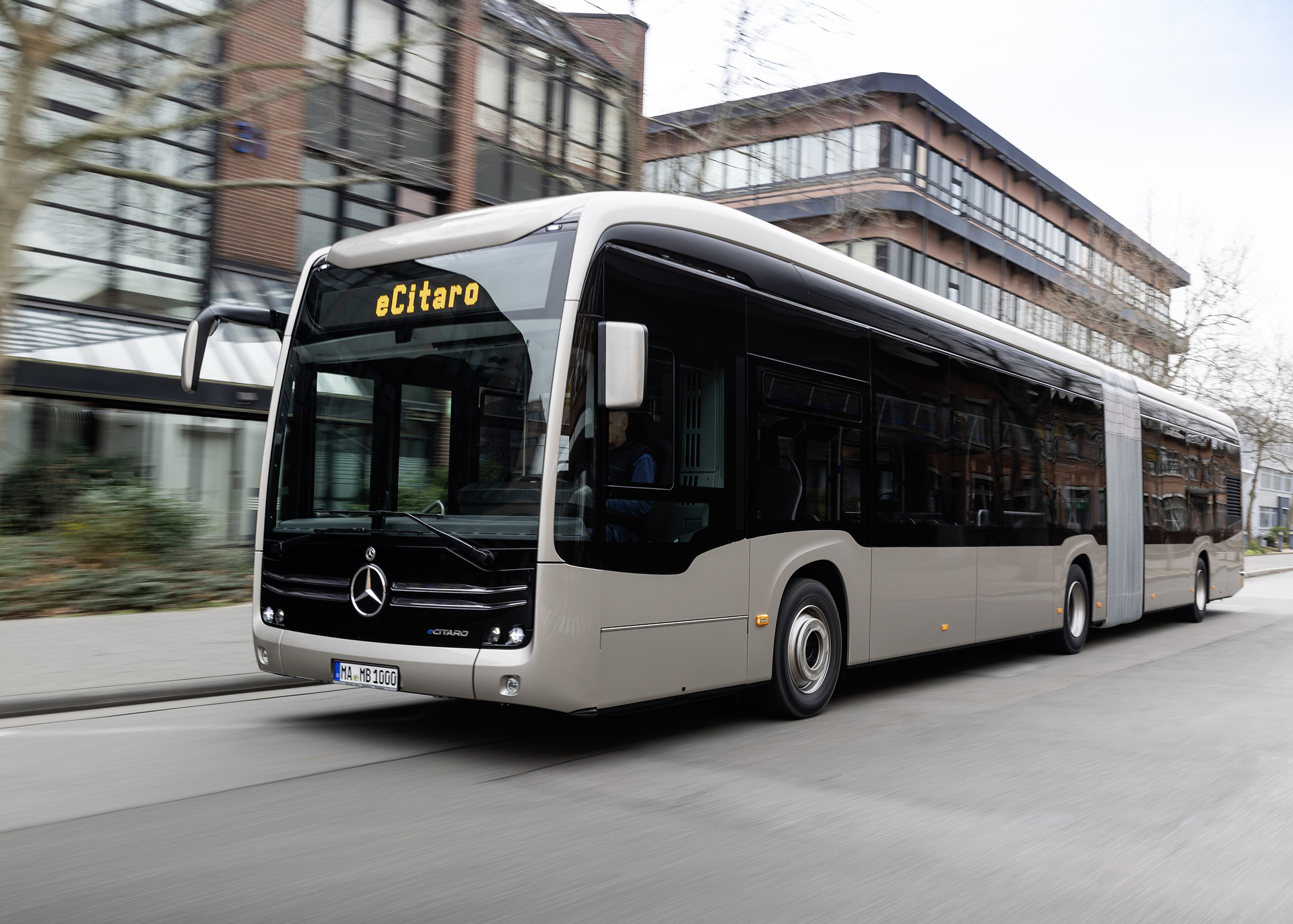 Mercedes-Benz eCitaro G mit vollelektrischem Antrieb, Exterieur, rauchsilber metallic, 2 x elektrischer Radnabenmotor, 2 x 125 kW, 2 x 485 Nm, 7 Feststoff-Batterien, 63 kWh pro Feststoff-Batterie, Preventive Brake Assist, Sideguard Assist, LED-Scheinwerfer, Länge/Breite/Höhe: 18.125 /2.550/3.400 mm, Beförderungskapazität: 1/157 Elektromobilität im Fokus: Daimler Buses auf der Messe BUS2BUS in Berlin