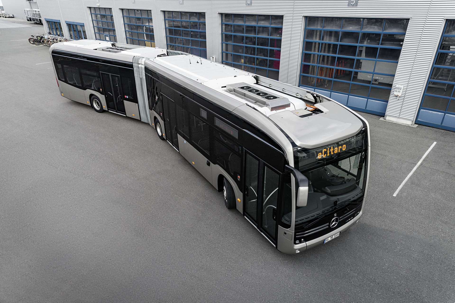 Mercedes-Benz eCitaro G mit vollelektrischem Antrieb, Exterieur, rauchsilber metallic, 2 x elektrischer Radnabenmotor, 2 x 125 kW, 2 x 485 Nm, 7 Feststoff-Batterien, 63 kWh pro Feststoff-Batterie, Preventive Brake Assist, Sideguard Assist, LED-Scheinwerfer, Länge/Breite/Höhe: 18.125 /2.550/3.400 mm, Beförderungskapazität: 1/157 Unmittelbar vor dem Rollout: Der neue vollelektrische Gelenkbus Mercedes-Benz eCitaro G mit innovativen Festkörperbatterien