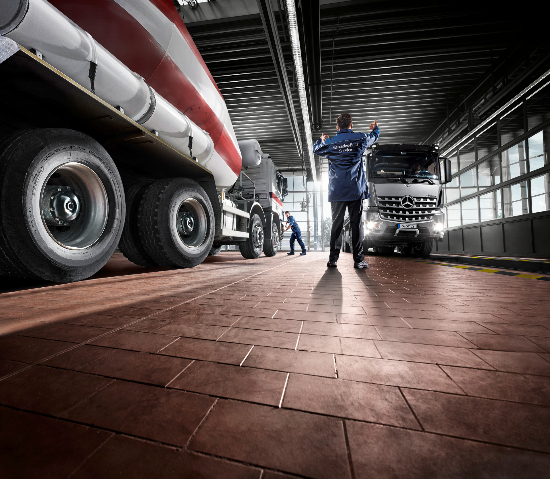 Service and maintenance are the deciding features of our trucks. With efficient processes, qualified employees and original parts at series level, Mercedes-Benz is doing everything possible to ensure that our trucks are where they make money for as long as possible: on the road. Daimler Trucks & Buses maintaining its service network