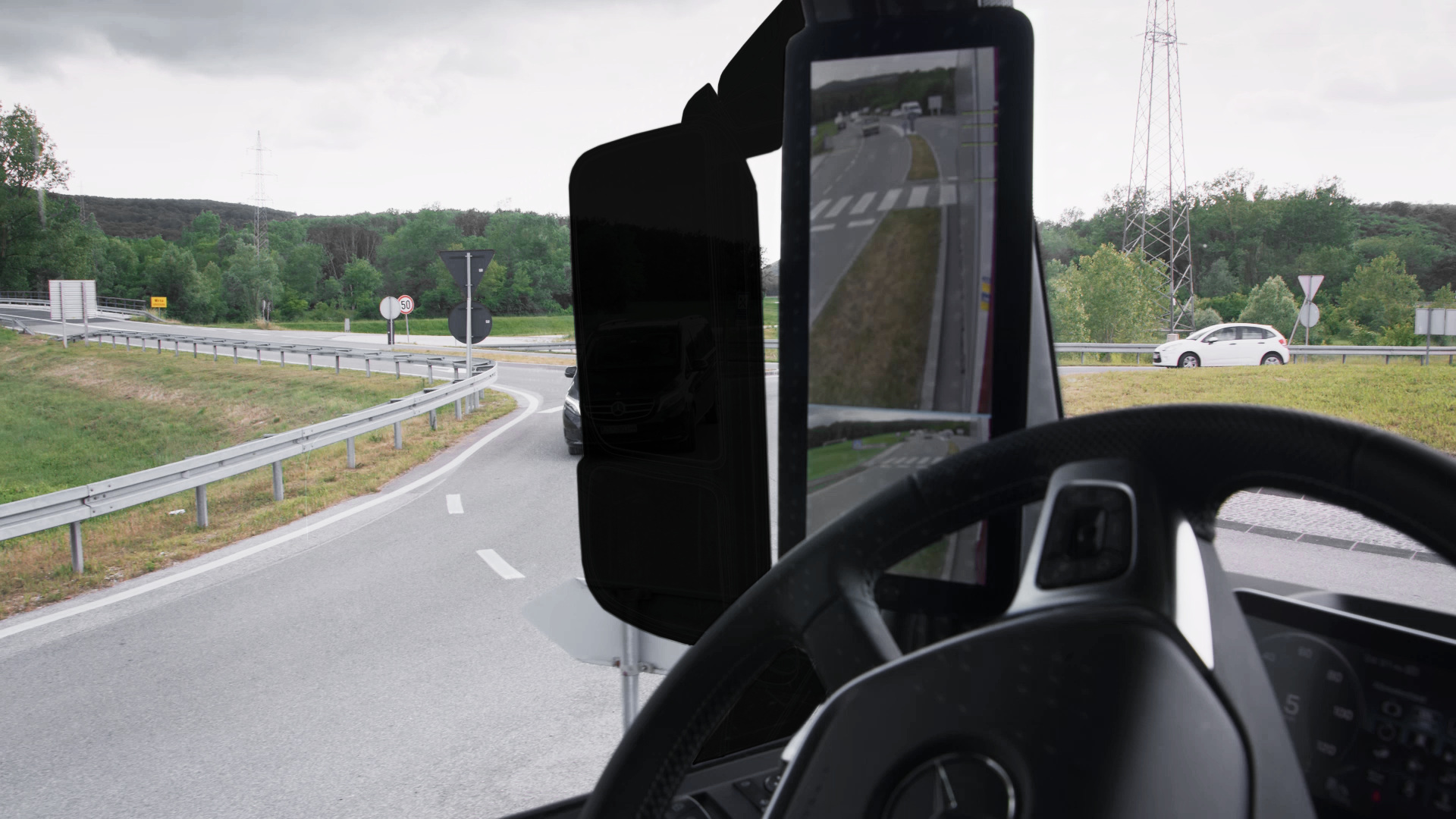 The new Mercedes-Benz Actros with MirrorCam. By eliminating the classic mirror, full view through the side window. The van would hardly be visible behind the classic mirror. Cameras instead of rearview mirrors – is that at all possible? Everything you always wanted to know about the MirrorCam.