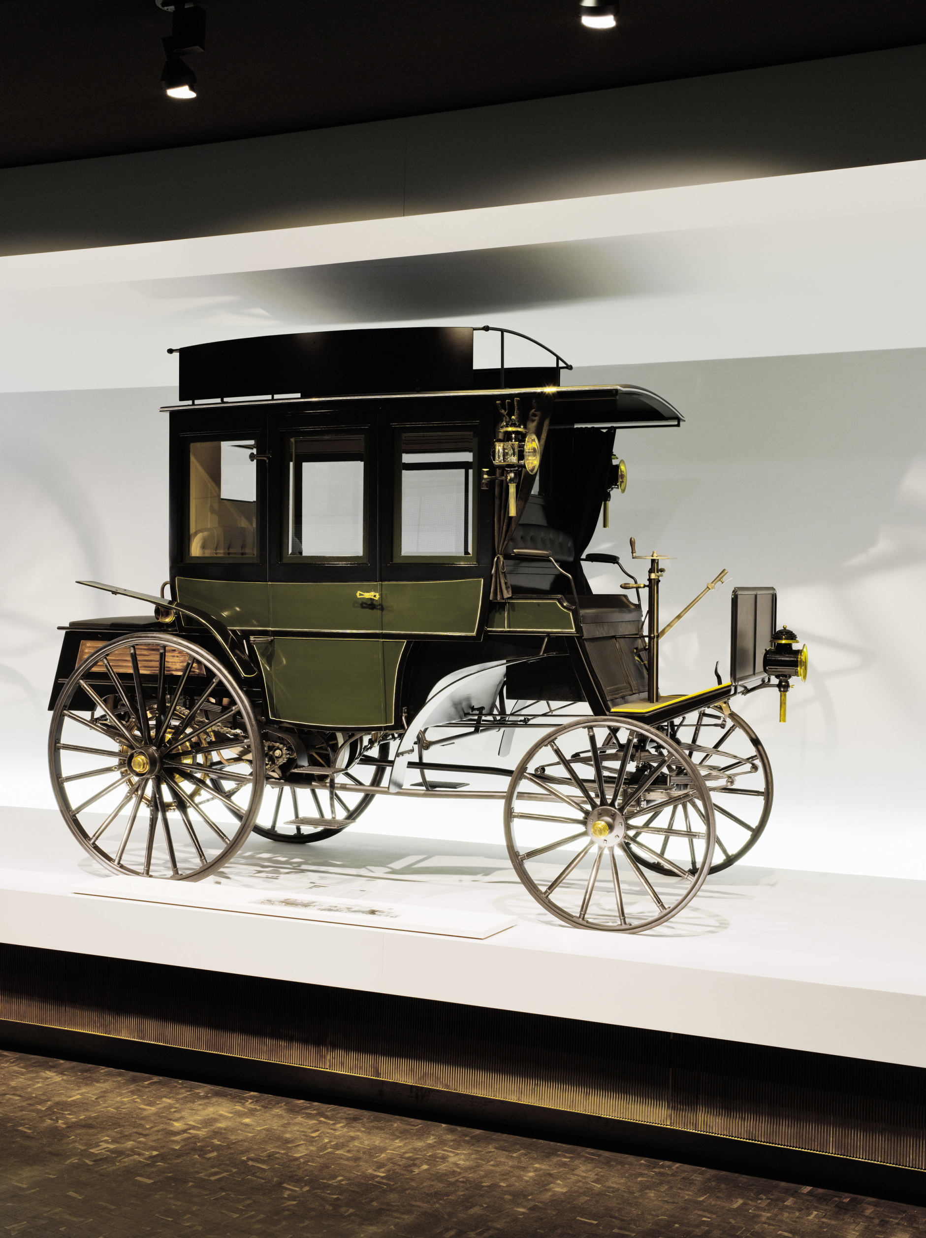 Benz Motoromnibus auf Basis des Benz Landauers mit acht Sitzen im Mercedes-Benz Museum, Mythosraum 1: Pioniere – Die Erfindung des Automobils,1886 bis 1900. Ein solches Fahrzeug wird am 12. März 1895 an die Netphener Omnibus-Gesellschaft für den Liniendienst auf der Strecke Siegen–Netphen–Deuz ausgeliefert. Vor 125 Jahren: erster Omnibus mit Verbrennungsmotor von Benz & Cie.