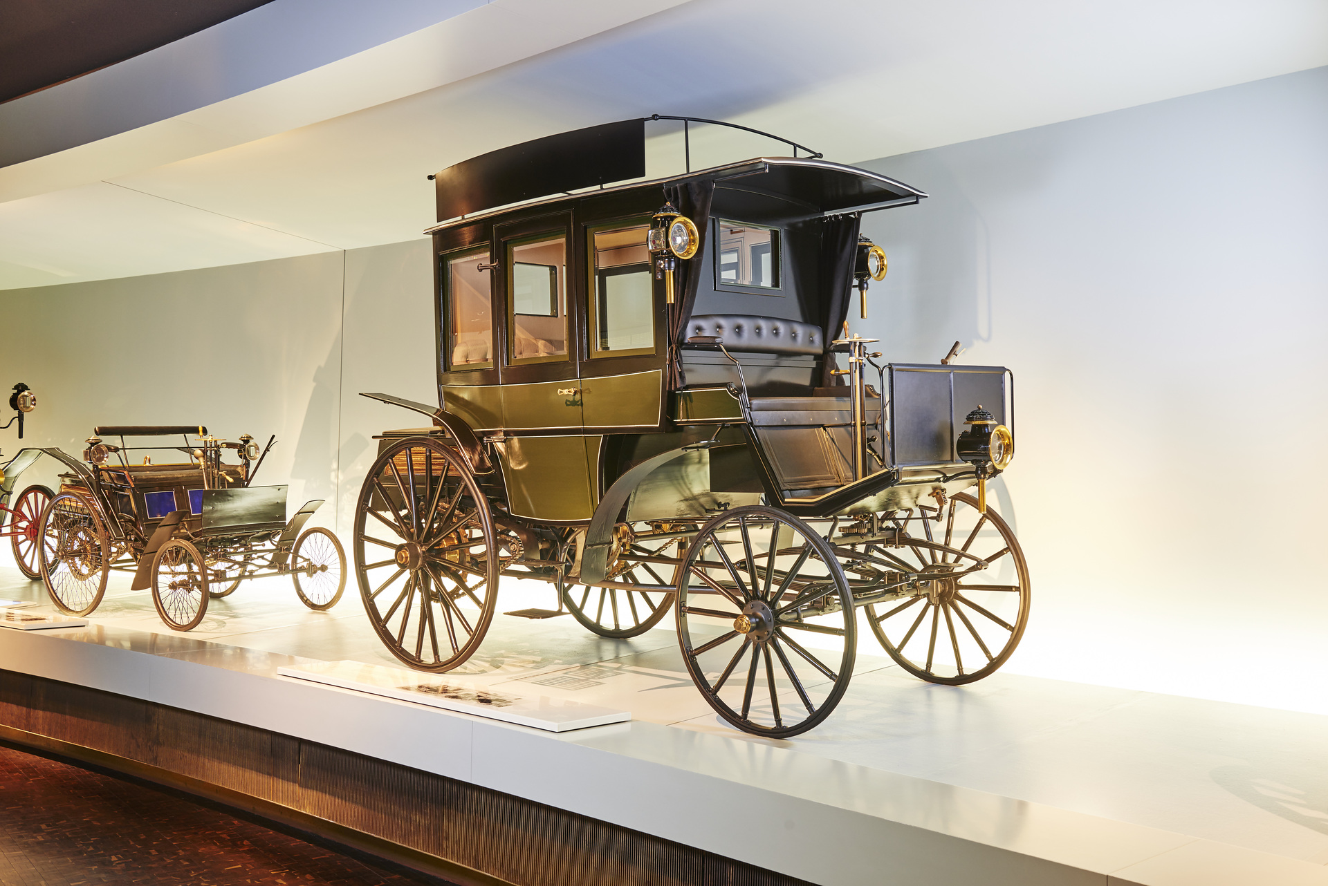 Benz Motoromnibus auf Basis des Benz Landauers mit acht Sitzen im Mercedes-Benz Museum, Mythosraum 1: Pioniere – Die Erfindung des Automobils,1886 bis 1900. Ein solches Fahrzeug wird am 12. März 1895 an die Netphener Omnibus-Gesellschaft für den Liniendienst auf der Strecke Siegen–Netphen–Deuz ausgeliefert. Vor 125 Jahren: erster Omnibus mit Verbrennungsmotor von Benz & Cie.
