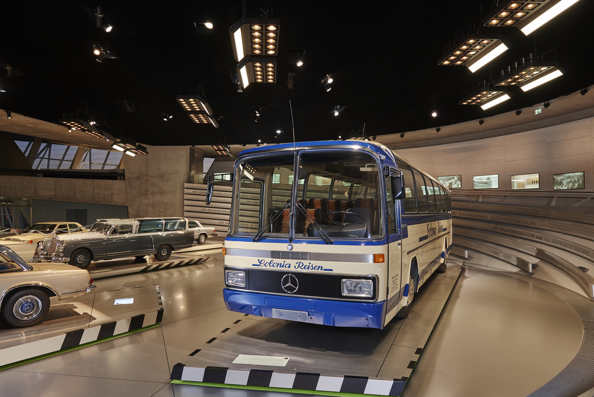 Mercedes-Benz O 303 Reiseomnibus aus dem Jahr 1979. Exponat der Dauerausstellung im Mercedes-Benz Museum, Raum Mythos 5: Vordenker – Sicherheit und Umwelt, 1960 bis 1982. Vor 125 Jahren: erster Omnibus mit Verbrennungsmotor von Benz & Cie.