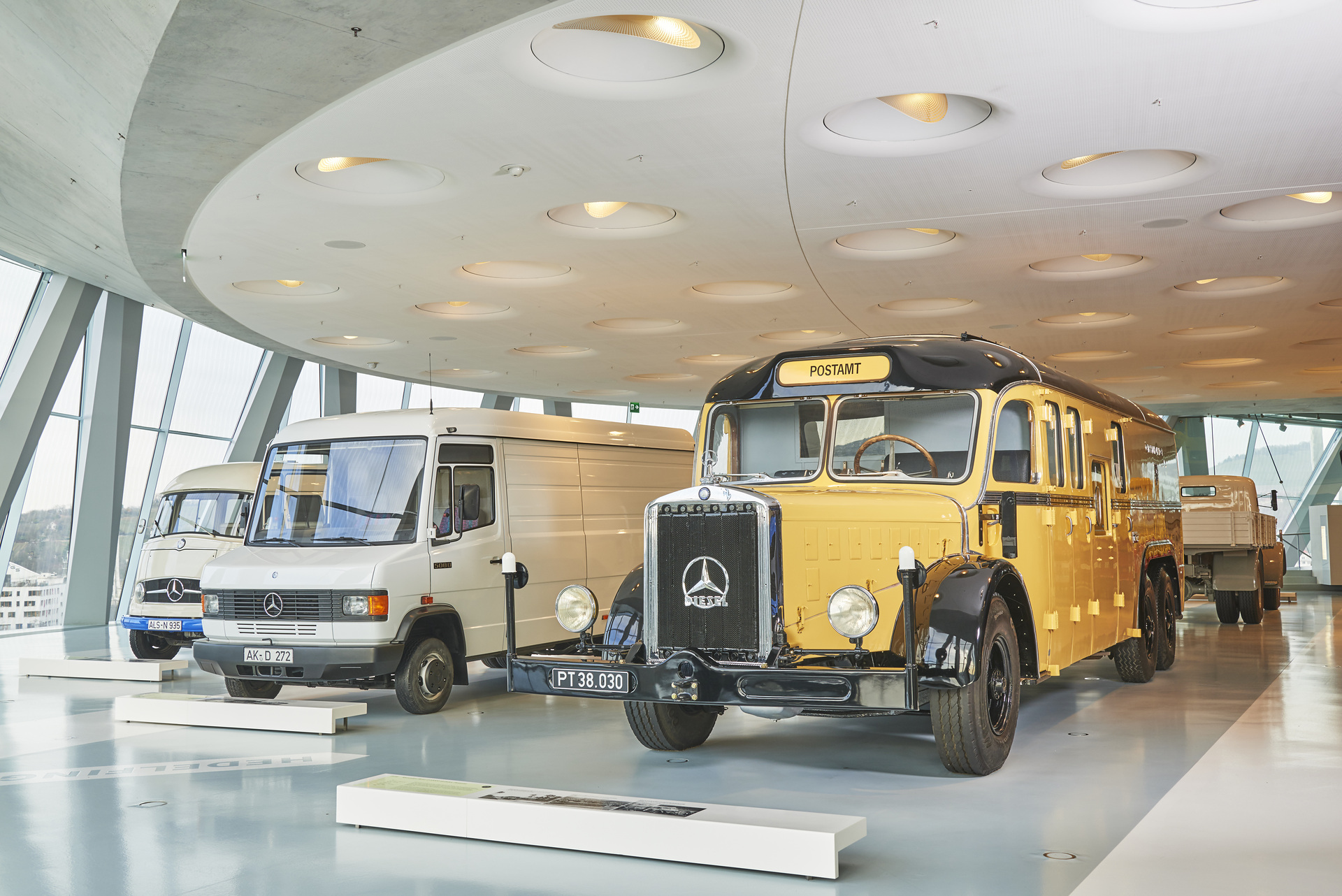 Mercedes-Benz O 10000 Stadt- und Fernverkehrsomnibus aus den 1930er-Jahren, umgebaut zu einem mobilen Postamt. Exponat der Dauerausstellung im Mercedes-Benz Museum, Raum Collection 2 – Galerie der Lasten. Vor 125 Jahren: erster Omnibus mit Verbrennungsmotor von Benz & Cie.