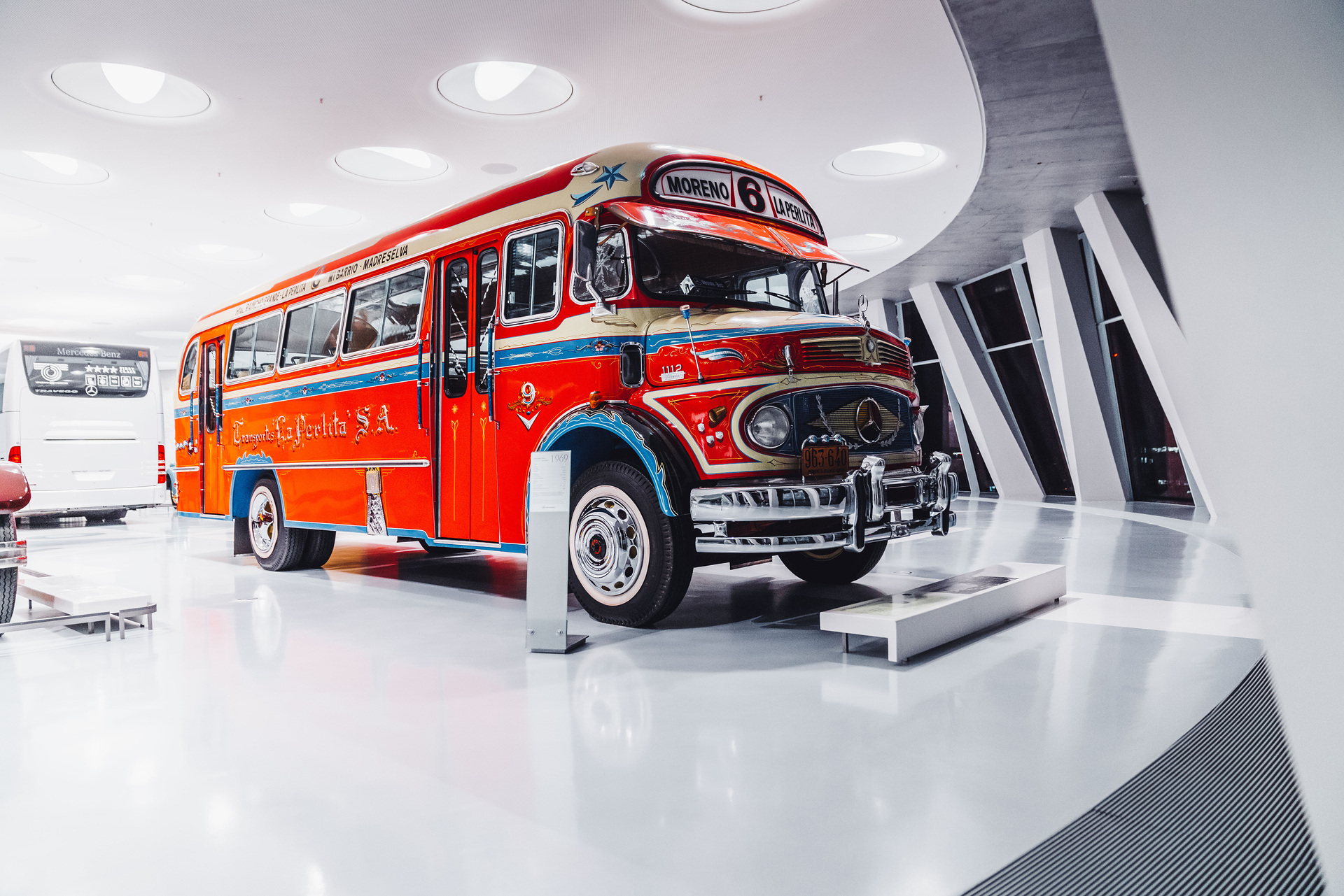 Mercedes-Benz Omnibus LO 1112 aus dem Jahr 1969, farbenfroh lackiert für den Einsatz in Buenos Aires. Exponat der Dauerausstellung im Mercedes-Benz Museum, Raum Collection 1 – Galerie der Reisen. Vor 125 Jahren: erster Omnibus mit Verbrennungsmotor von Benz & Cie.