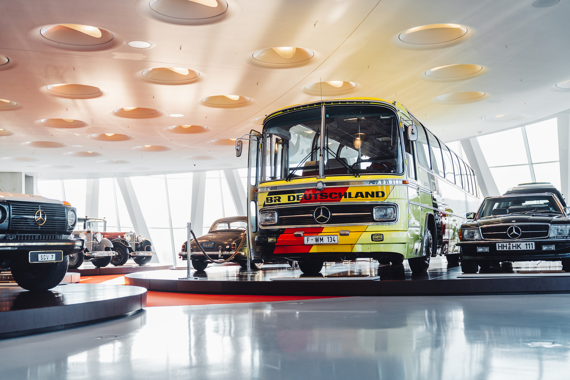Mercedes-Benz O 302 Reisebus „Weltmeisterbus“. Exponat der Dauerausstellung im Mercedes-Benz Museum, Raum Collection 4 – Galerie der Namen. Vor 125 Jahren: erster Omnibus mit Verbrennungsmotor von Benz & Cie.