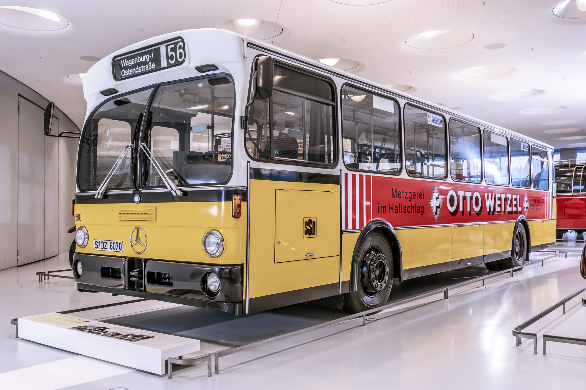 Mercedes-Benz O 305 Standard-Linienomnibus von 1980. Exponat der Dauerausstellung im Mercedes-Benz Museum, Raum Collection 1 – Galerie der Reisen. Vor 125 Jahren: erster Omnibus mit Verbrennungsmotor von Benz & Cie.