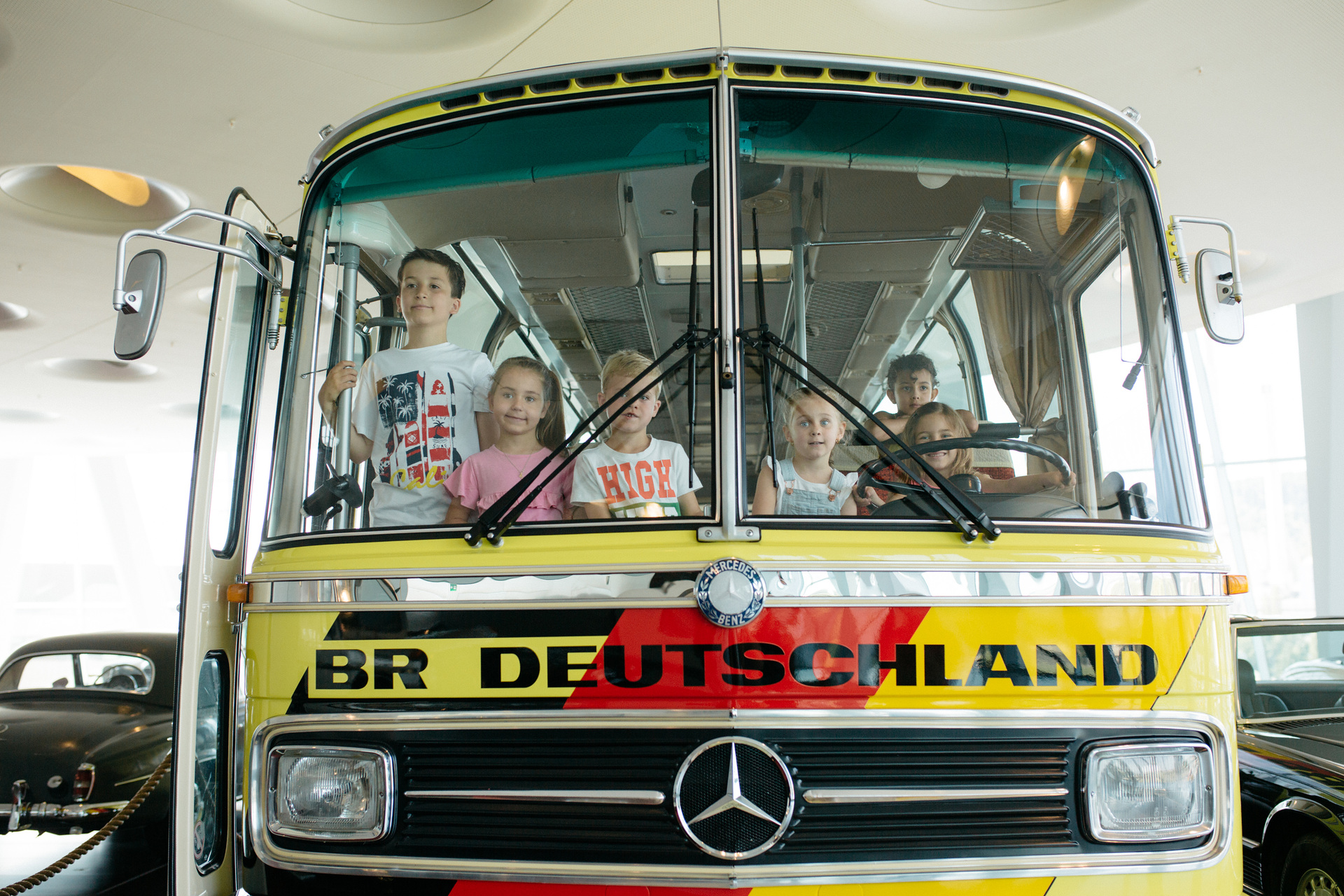 Mercedes-Benz O 302 Reisebus „Weltmeisterbus“. Exponat der Dauerausstellung im Mercedes-Benz Museum, Raum Collection 4 – Galerie der Namen. Vor 125 Jahren: erster Omnibus mit Verbrennungsmotor von Benz & Cie.