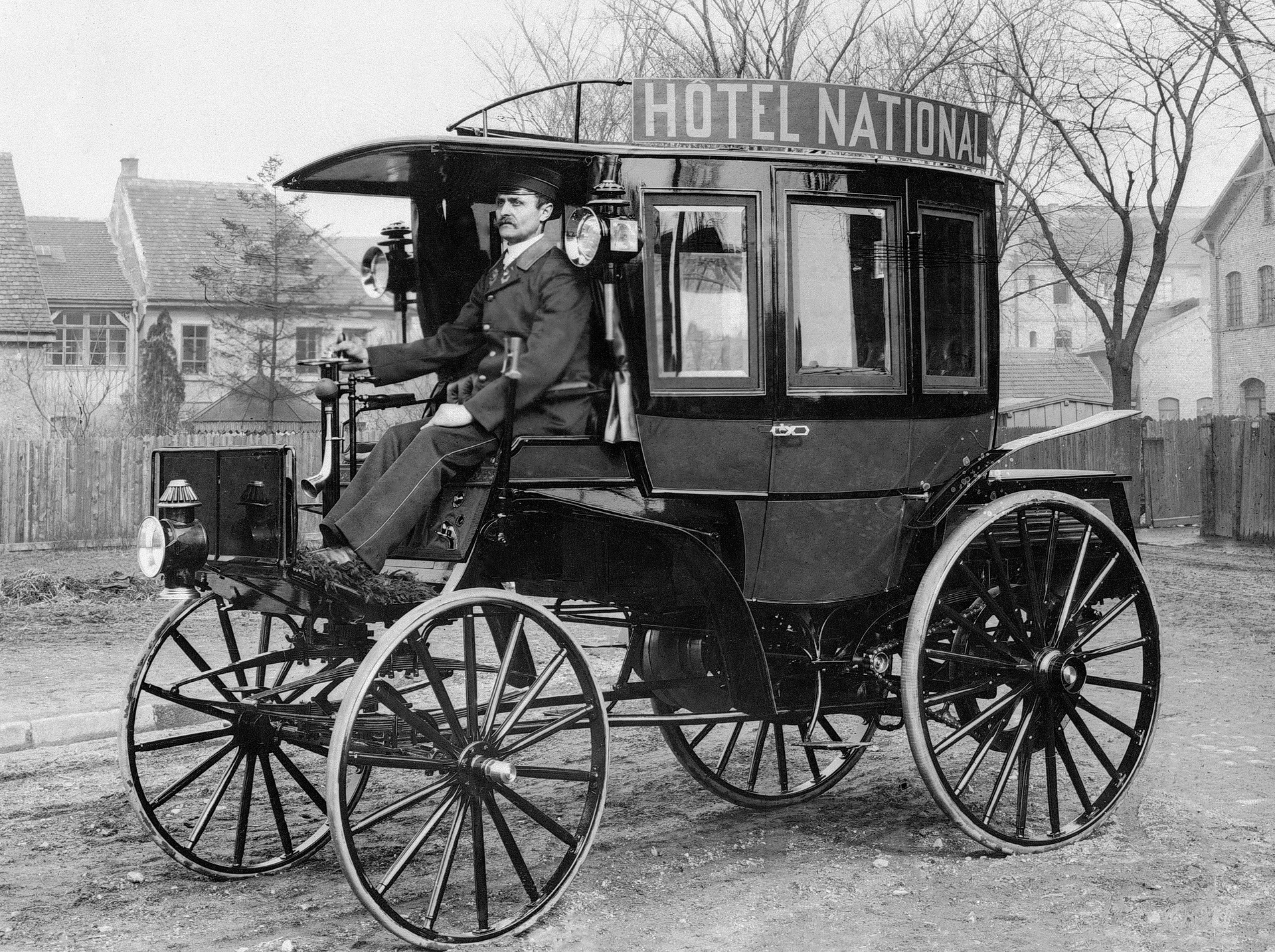 Benz Motoromnibus auf Basis des Benz Landauers mit acht Sitzen, hier in der Ausführung als Hotelomnibus. Ein solches Fahrzeug wird am 12. März 1895 an die Netphener Omnibus-Gesellschaft für den Liniendienst auf der Strecke Siegen–Netphen–Deuz ausgeliefert. Historische Fotografie. Vor 125 Jahren: erster Omnibus mit Verbrennungsmotor von Benz & Cie.