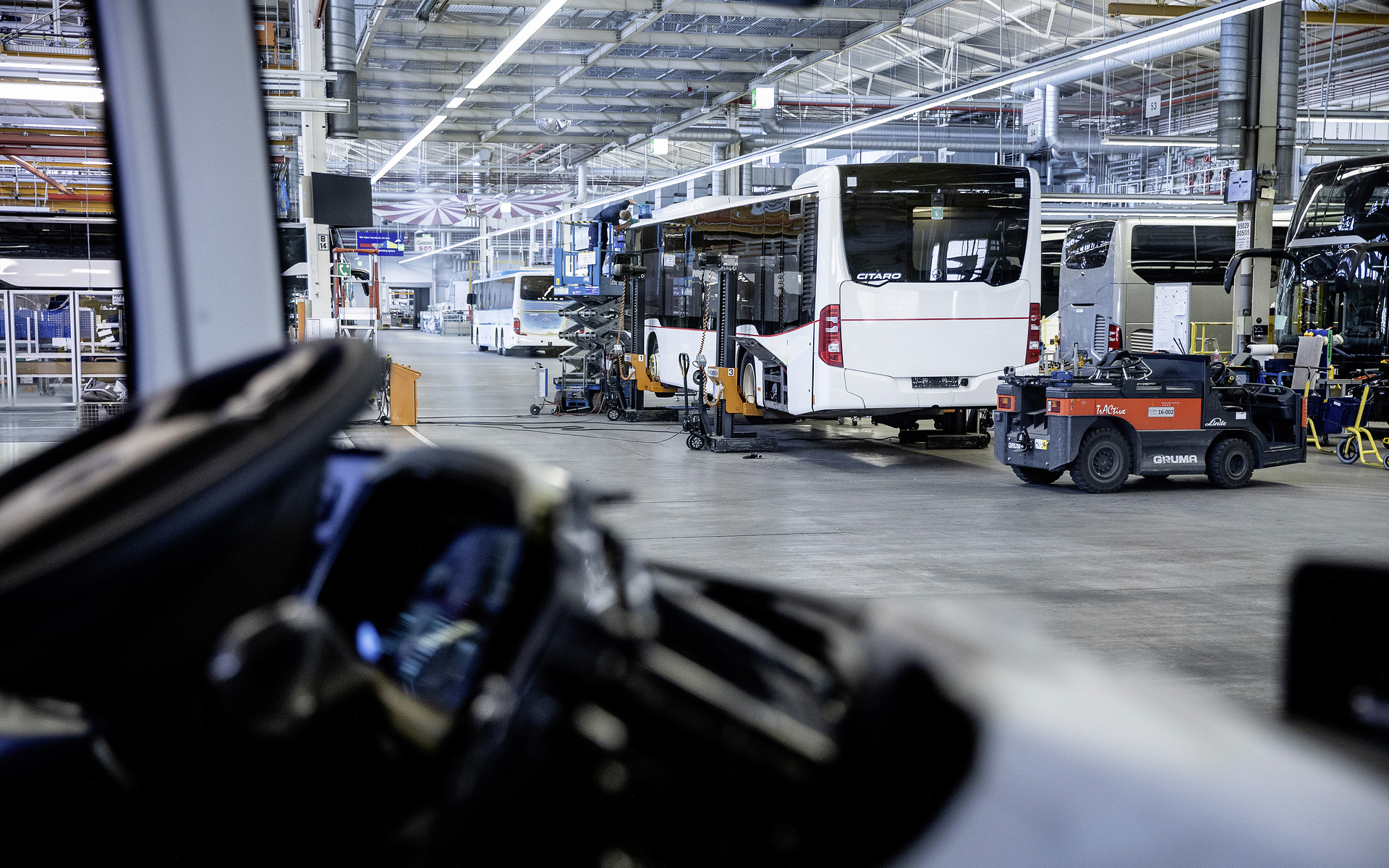 Der Mercedes-Benz Citaro aus dem Jahr 2019, der als Überlandlinienbus 45 Sitz- und 40 Stehplätze bietet, ist in seiner neuen Funktion als Großraum-Intensivtransportwagen mit vier vollständig ausgestatteten Intensivplätzen ausgerüstet. Daimler Buses baut Mercedes-Benz Citaro für den Transport von COVID-19-Patienten um
