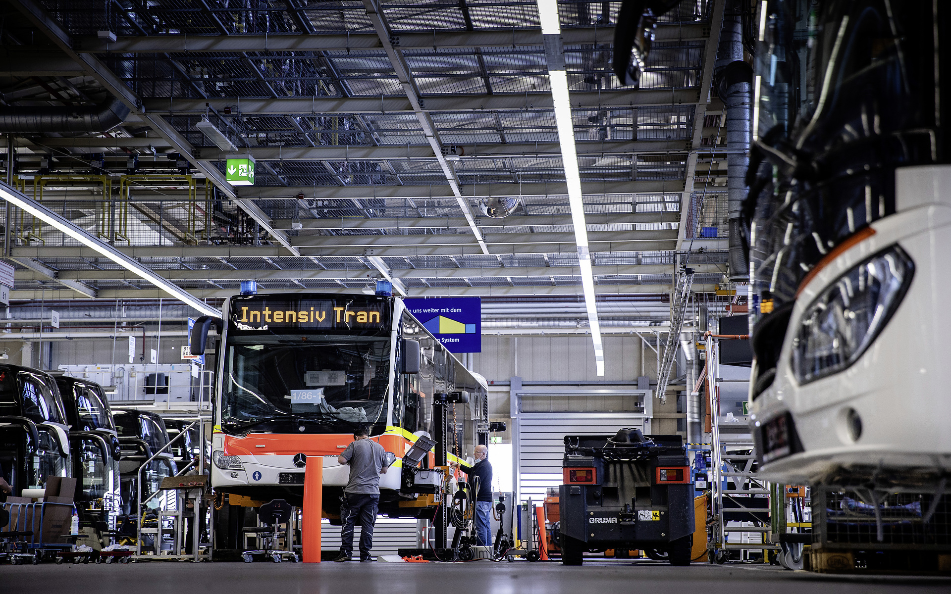 Ein Team aus 12 Mitarbeitern der Neu-Ulmer Omnibusproduktion hat den Bus in nur 15 Arbeitstagen zu einem Großraum-Intensivtransportwagen (G-ITW) umgerüstet. Der Umbau und die Bereitstellung der medizinischen Ausstattung erfolgte in enger Zusammenarbeit mit dem DRK-Rettungsdienst Heidenheim-Ulm. Daimler Buses baut Mercedes-Benz Citaro für den Transport von COVID-19-Patienten um