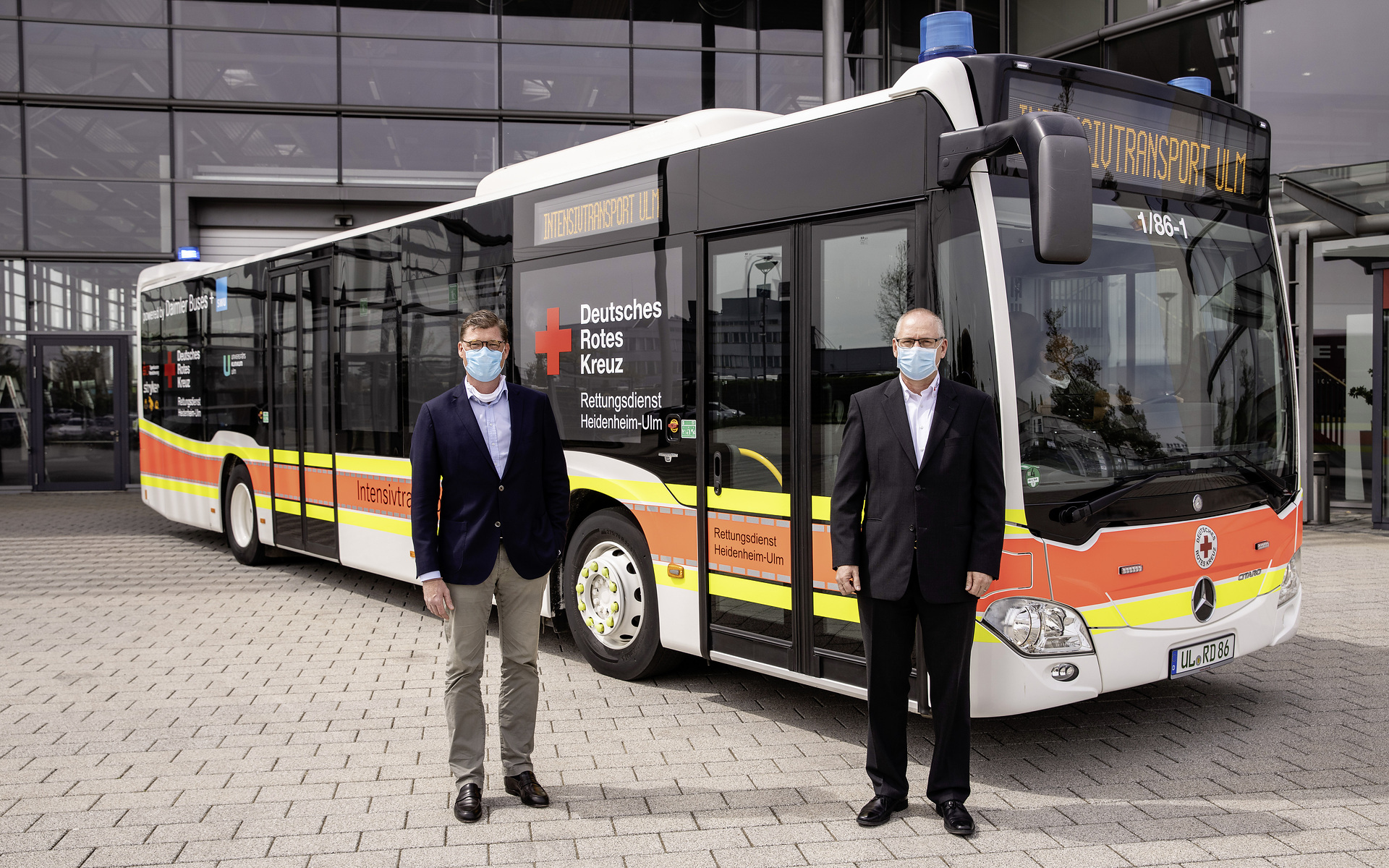 Till Oberwörder, Leiter Daimler Buses, und David Richter, Geschäftsführer des DRK-Rettungsdiensts Heidenheim-Ulm, bei der Übergabe des Großraum-Intensivtransportwagens. Till Oberwörder, Leiter Daimler Buses, und David Richter, Geschäftsführer des DRK-Rettungsdiensts